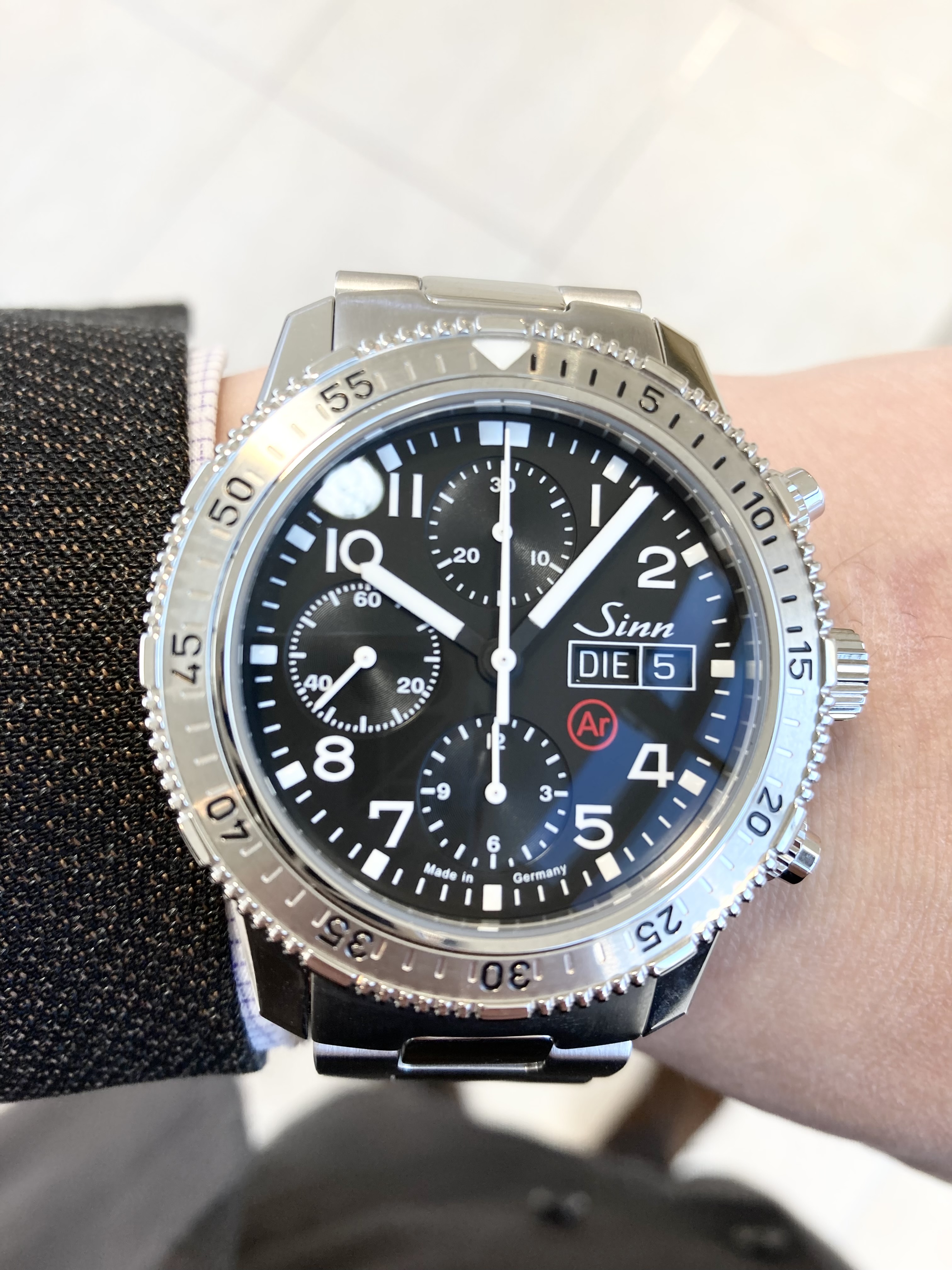 <br />
SINN<br />
206.ST.AR<br />
¥616,000(税込)<br />
<br />
206.ST.ARは、1995年にArドライテクノロジーを初めて搭載した<br />
ジンの歴史的モデル203.STと203.TI.ARの流れを汲んだダイバーズウォッチで、<br />
203.STのオリジナルに忠実であるために、<br />
クロノグラフのプッシュボタンはスクリュー式の外観にしています。<br />
<br />
ただし、その構造は非ねじ込み式であるため、<br />
クロノグラフにアクセスしやすく簡単に操作できるようになっています。<br />
<br />
非ねじ込み式でありながら、<br />
ジン独自の技術によりプッシュボタンを二重のパッキンで時計ケースに隙間なく取り付けているため、<br />
高い密封性が得られ水中でのクロノグラフ操作が可能です。<br />
<br />
ケース直径はオリジナルの41mmに対して43mmに変更されています。<br />
ジン社独自の特殊結合方法により取り付けられた逆回転防止ベゼルは衝撃でも外れることはなく、<br />
<br />
30気圧の防水性能はジンの他のダイバーズウォッチと同様に<br />
世界最大級の船級・認証機関DNVにおいて、<br />
欧州潜水器具規格EN250/EN14143に基づきテスト・認定を受けています。<br />
<br />
これらの点もオリジナルの時代にはなかった特徴です。<br />
<br />
ジンのラインナップの中では大き目で迫力のあるクロノグラフモデルです。<br />
<br />
ぜひご検討ください!