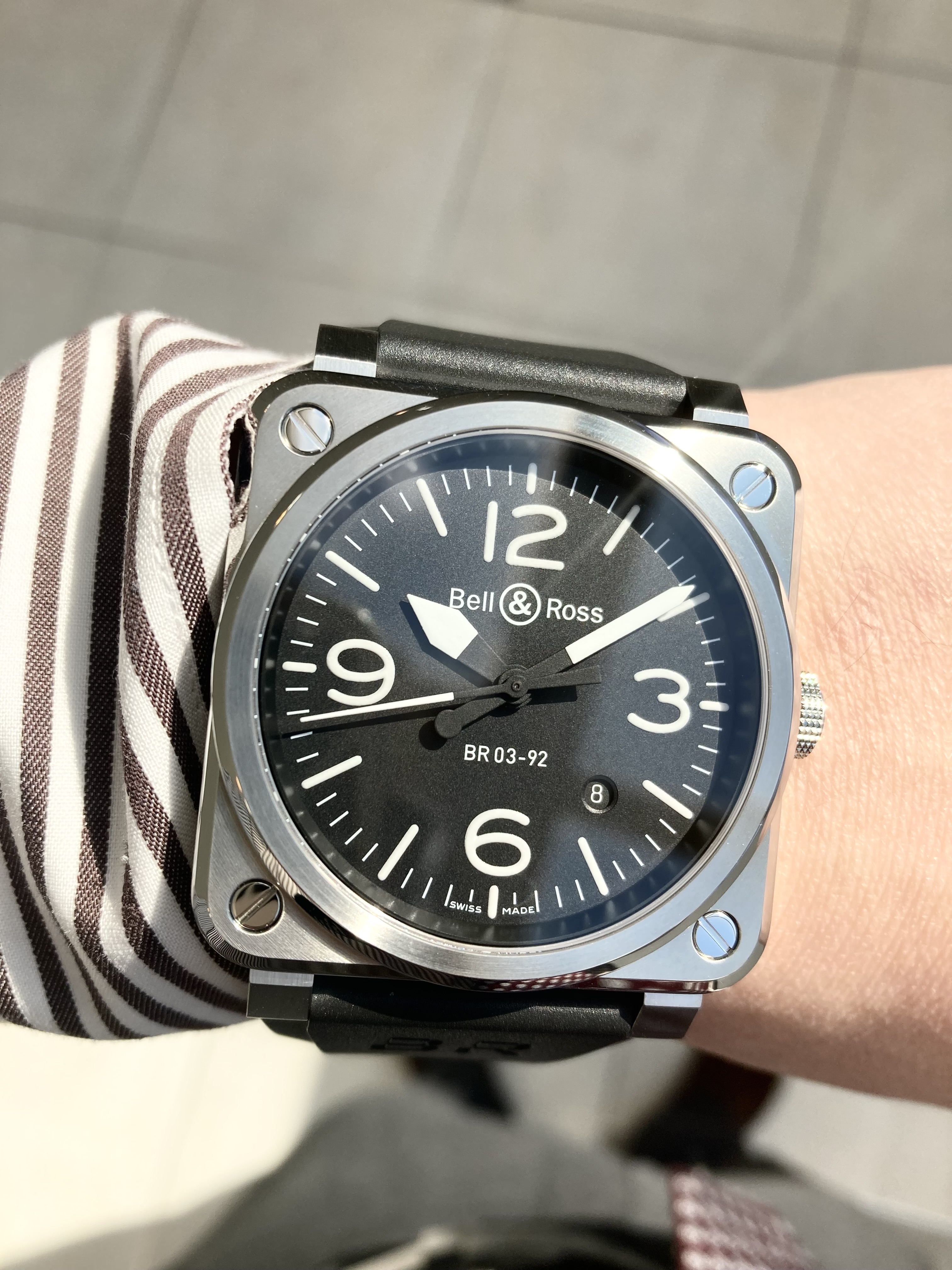 BELL & ROSS<br />
BR03-92 ブラックスティール<br />
品番 BR0392-BLC-ST<br />
¥407,000(税込)<br />
<br />
GRID Legendsというエキサイティングなカーレースゲームの、<br />
タイムキーパーをベル&ロスがする事が発表されました!<br />
<br />
トレーラーの動画を見ると、<br />
エッフェル塔の近くをレースしたり、<br />
かなり面白そうです!<br />
<br />
ゲーム中に、<br />
ベル&ロスのロゴや、時計も登場するようなので、<br />
要チェックですね!<br />
<br />
コックピット計器から<br />
インスパイアを受け生み出されたBR03は、<br />
ドライビング中でも視認性抜群です!!<br />
<br />
ぜひご検討ください!<br />