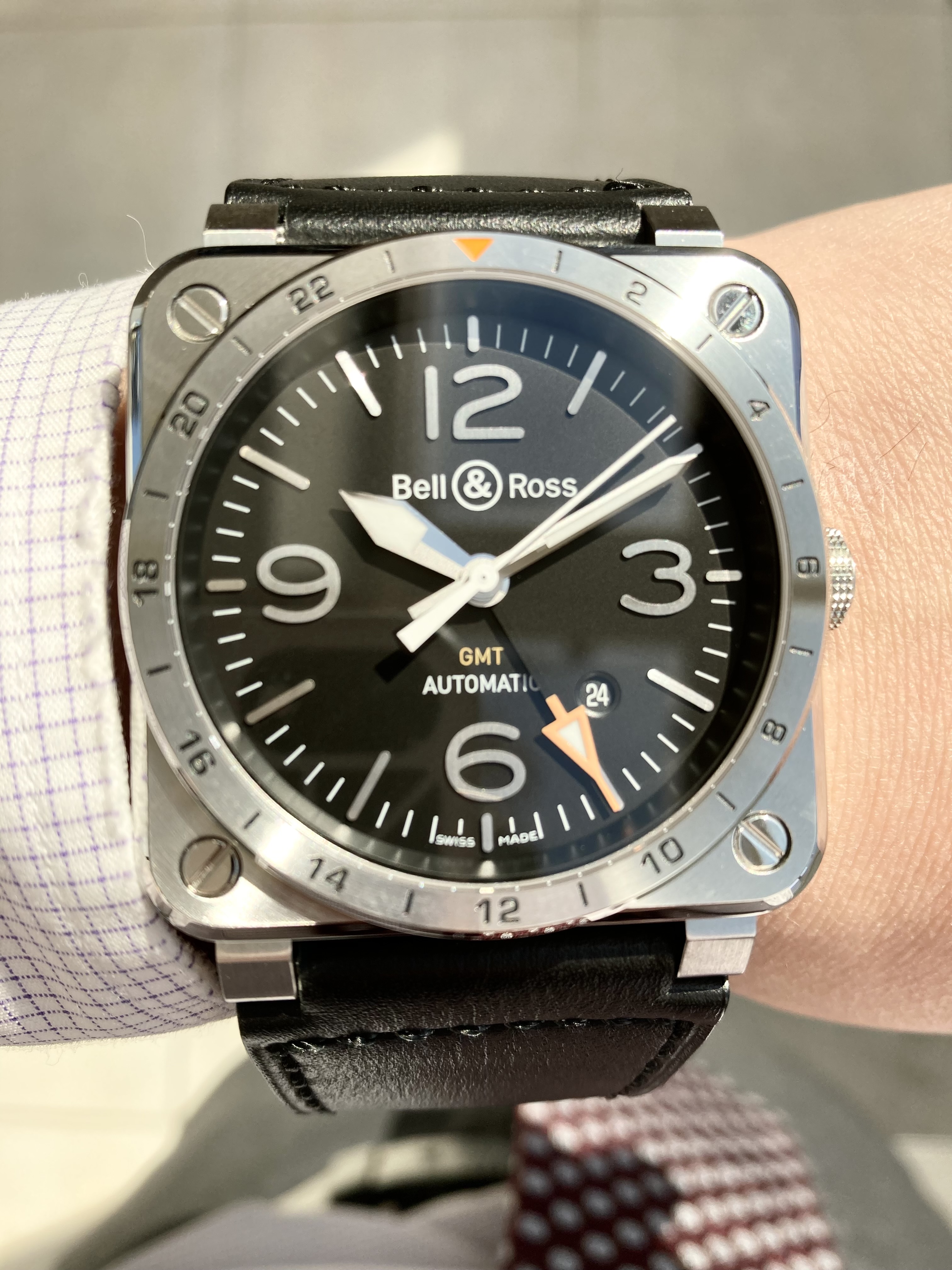 BELL & ROSS<br />
BR03-93 GMT<br />
品番 BR0393GMTSTSCA<br />
¥511,500(税込<br />
<br />
<br />
生産終了で、<br />
大変珍しいシンプルなBR03のGMTモデルです。<br />
<br />
BR03の雰囲気をしっかり守りながら、<br />
さりげなく刻まれたベゼルの24時間表記。<br />
<br />
差し色のオレンジがかっこいいモデルです。<br />
<br />
ベル&ロスらしいBR03に少し個性が欲しいという方におすすめのモデルです!<br />
<br />
ぜひご検討ください!