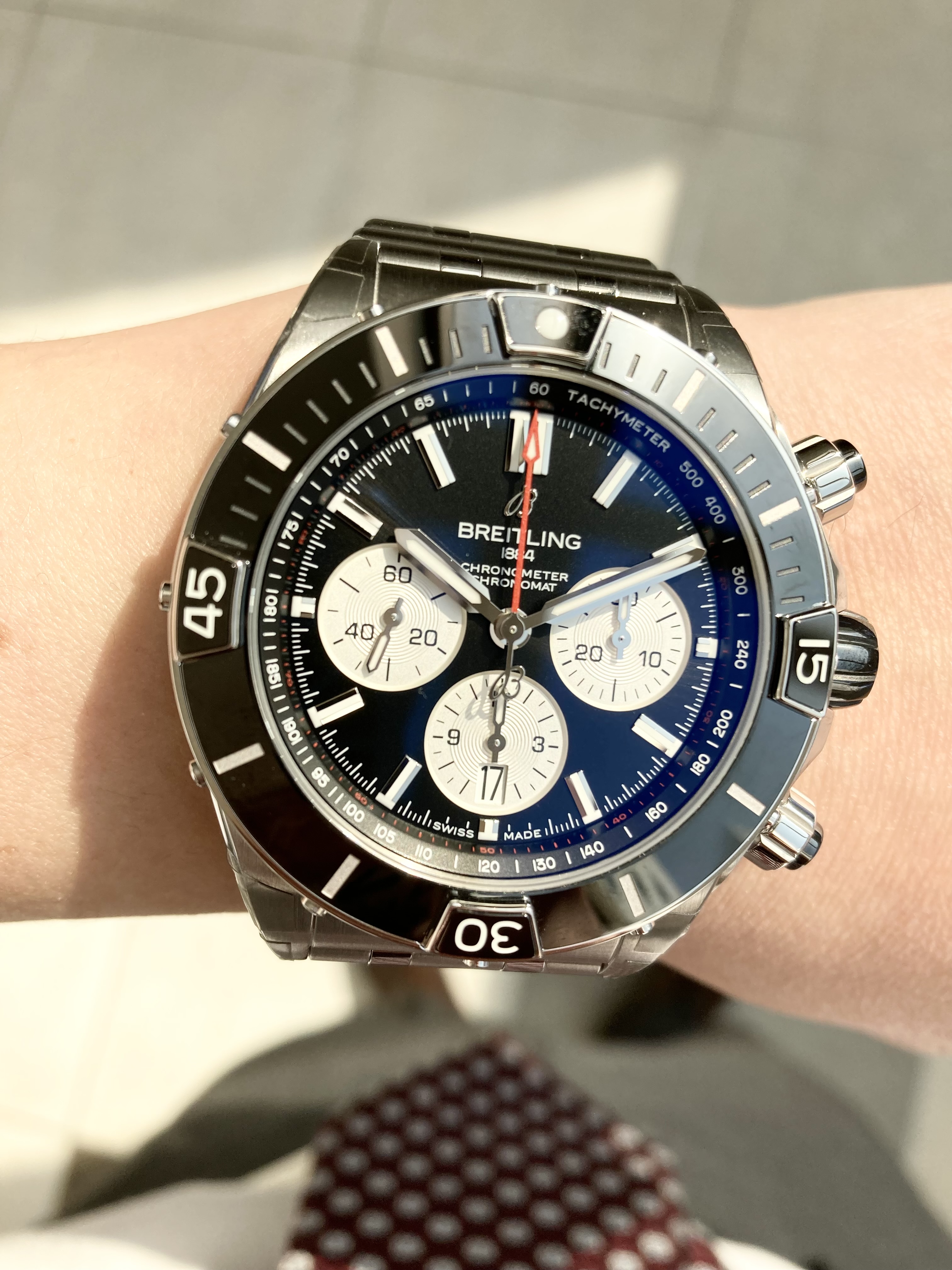 BREITLING<br />
スーパー クロノマット B01 44<br />
品番 AB0136251B1A1<br />
￥1,067,000（税込）<br />
<br />
<br />
ブライトリングの代表モデル<br />
クロノマット。<br />
<br />
そのクロノマットに、<br />
セラミックをベゼル、リューズ、プッシュボタンに採用したモデルが<br />
この『スーパークロノマット』です！<br />
<br />
ブライトリングの魅力の一つである<br />
『迫力』<br />
を体現している立体感のあるケース、<br />
そして44mmというサイズ感。<br />
<br />
その迫力がありながらも、<br />
高級感が共存しているところが、<br />
さすがブライトリングです！<br />
<br />
ルーローブレスレットも、<br />
着け心地抜群です！<br />
<br />
ぜひご検討ください！！