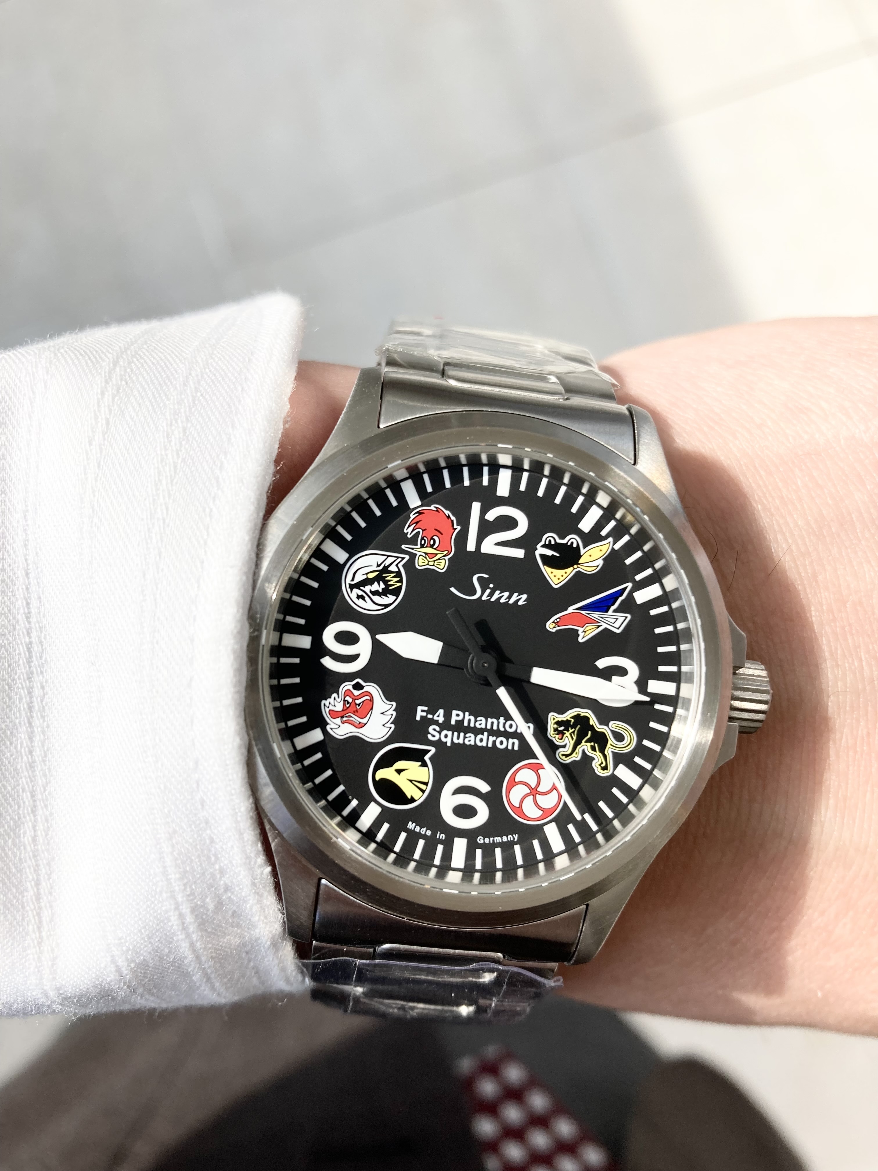 SINN<br />
【日本限定100本】556.F-4<br />
品番 556.F-4 3M<br />
¥330,000(税込)<br />
<br />
<br />
<br />
<br />
時計好きからも、<br />
航空機好きからも、<br />
<br />
大変注目をされている<br />
ジン【日本限定100本】556.F-4<br />
店頭分が入荷しました。<br />
<br />
部隊のロゴが愛らしく、<br />
スタジャンのような雰囲気で<br />
着けこなして頂くと大変かっこいいと思います。<br />
<br />
ぜひご検討ください!