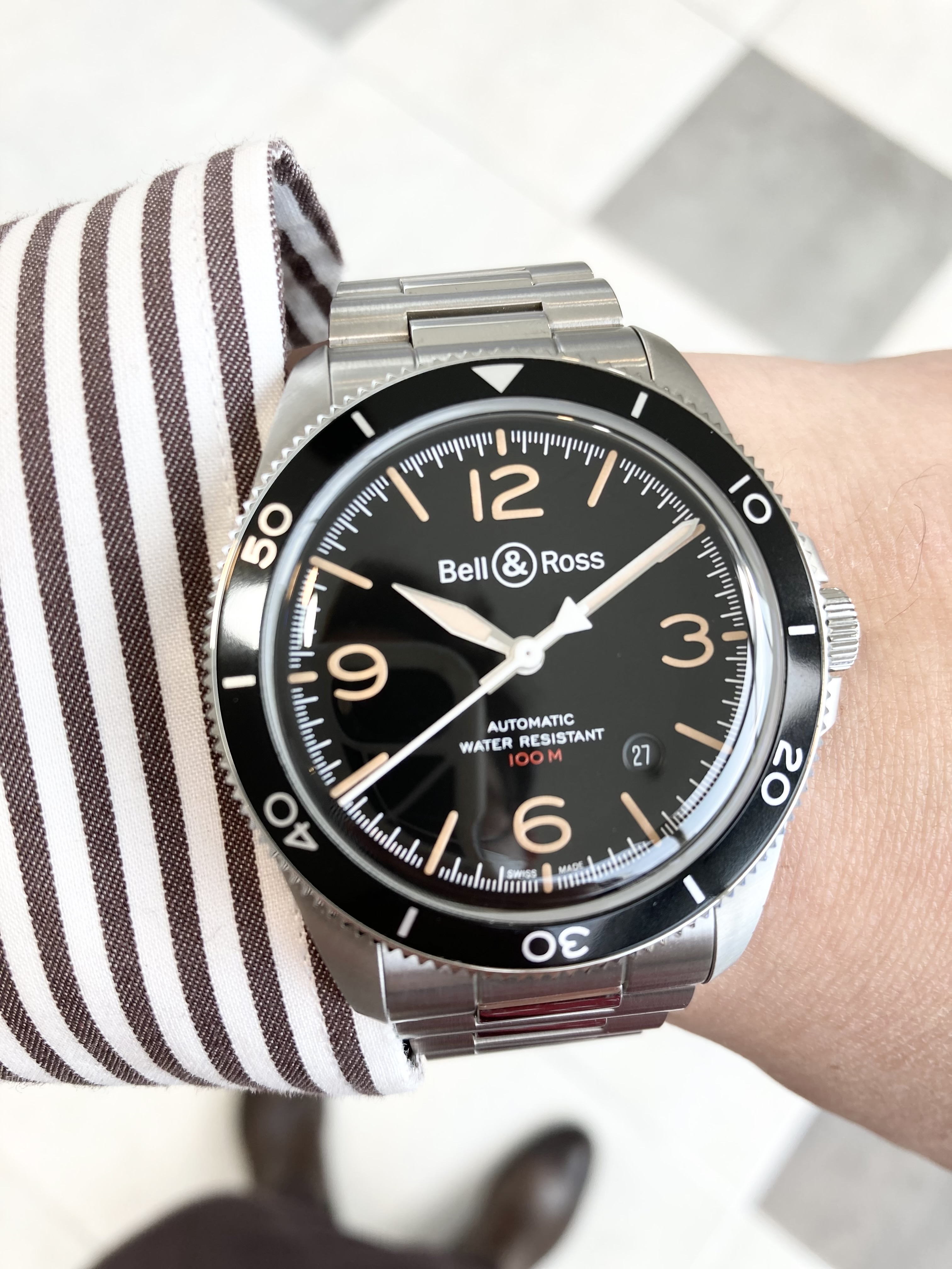 BELL & ROSS<br />
BRV2-92スティールヘリテージ<br />
品番 BRV292-HER-ST/SST<br />
¥396,000(税込)<br />
<br />
<br />
<br />
<br />
クラシックなパイロットウォッチから<br />
インスパイアを受け、<br />
誕生したベル&ロスBRV2-92スティールヘリテージ。<br />
<br />
膨らみのあるクラシックな雰囲気を出す<br />
サファイヤクリスタル。<br />
<br />
日にやけたような色味のインデックス。<br />
<br />
そして両方向回転ベゼルなど<br />
パイロットウォッチのディティールを入れながら、<br />
すっきりとスタイリッシュにまとめていて、<br />
オンオフ問わずお使い頂きやすいモデルです。<br />
<br />
シンプルながらもベル&ロスらしさも感じられ、<br />
ベルトも大変着け心地の良いモデルです。<br />
<br />
ぜひご検討ください!