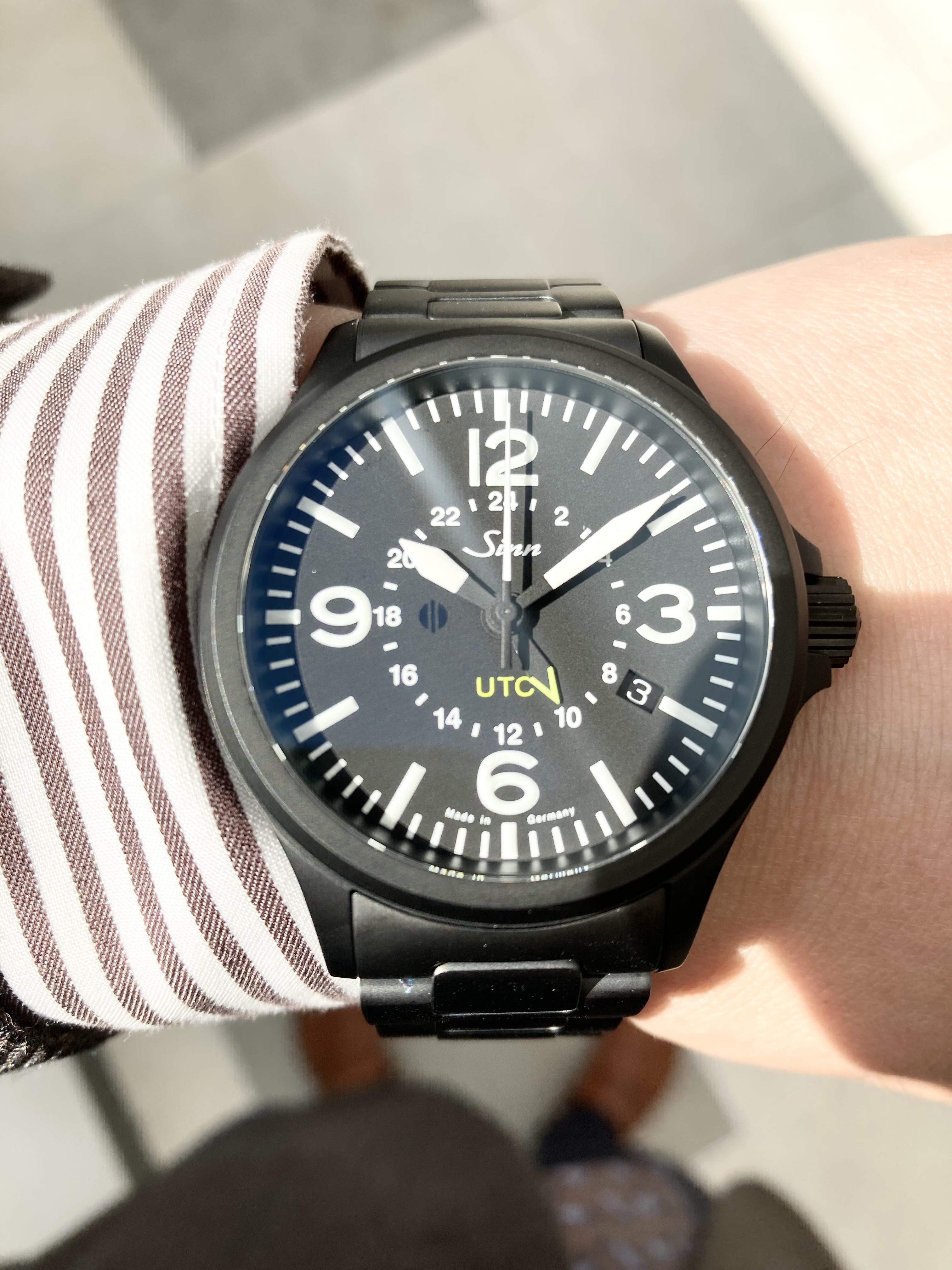 SINN<br />
856.S<br />
品番 856.S 3M<br />
¥438,900(税込)<br />
<br />
<br />
UTC(デュアルタイム)機能を持ち、<br />
コックピットクロックの視認性を確保したモデル856に、<br />
ジンウォッチ愛好家の要請に応えケースにブラックPVDを施したモデルです。<br />
<br />
マグネチック・フィールド・プロテクションによる驚異の80,000A/mという防磁性と、<br />
テギメント加工によりセラミックと同じ1200ビッカースの高硬度を実現した耐傷性能を持つハイスペックはそのままに、<br />
よりコックピットクロックのイメージに近い精悍で重厚な印象のモデルとなりました。<br />
<br />
ミリタリーウォッチの雰囲気を存分に味わえる<br />
なかなか入荷の少ないモデルです。<br />
<br />
ぜひご検討ください。