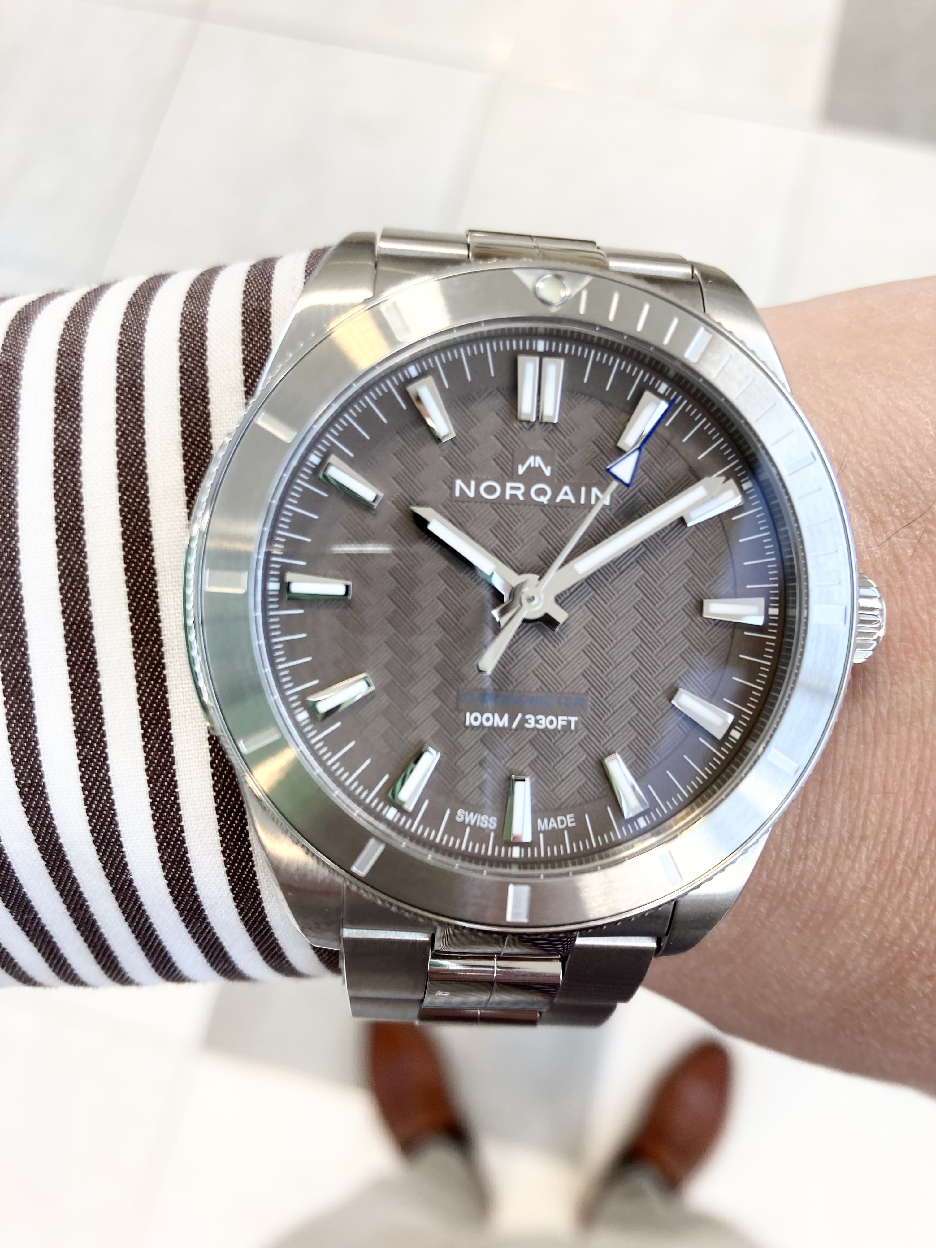 NORQAIN<br />
【日本限定50本】アドベンチャースポーツJP<br />
品番 NNJ1000S01A/GJ101/102S<br />
¥348,700(税込)<br />
<br />
<br />
<br />
ノルケインから発表された<br />
アドベンチャースポーツJP<br />
品番 NNJ1000S01A/GJ101/102S<br />
という日本限定モデル。<br />
50本という少量生産モデルです。<br />
<br />
A.M.Iでも最後の1本です。<br />
<br />
グレーとブラウンの間のような落ち着いたカラーで、<br />
ベゼルがステンレスになっていますので、<br />
ビジネスでもお使い頂きやすい雰囲気になっています。<br />
<br />
ムーブメントは、<br />
ロレックスグループケニッシ製で、<br />
信頼感も抜群です。<br />
<br />
ぜひご検討ください!