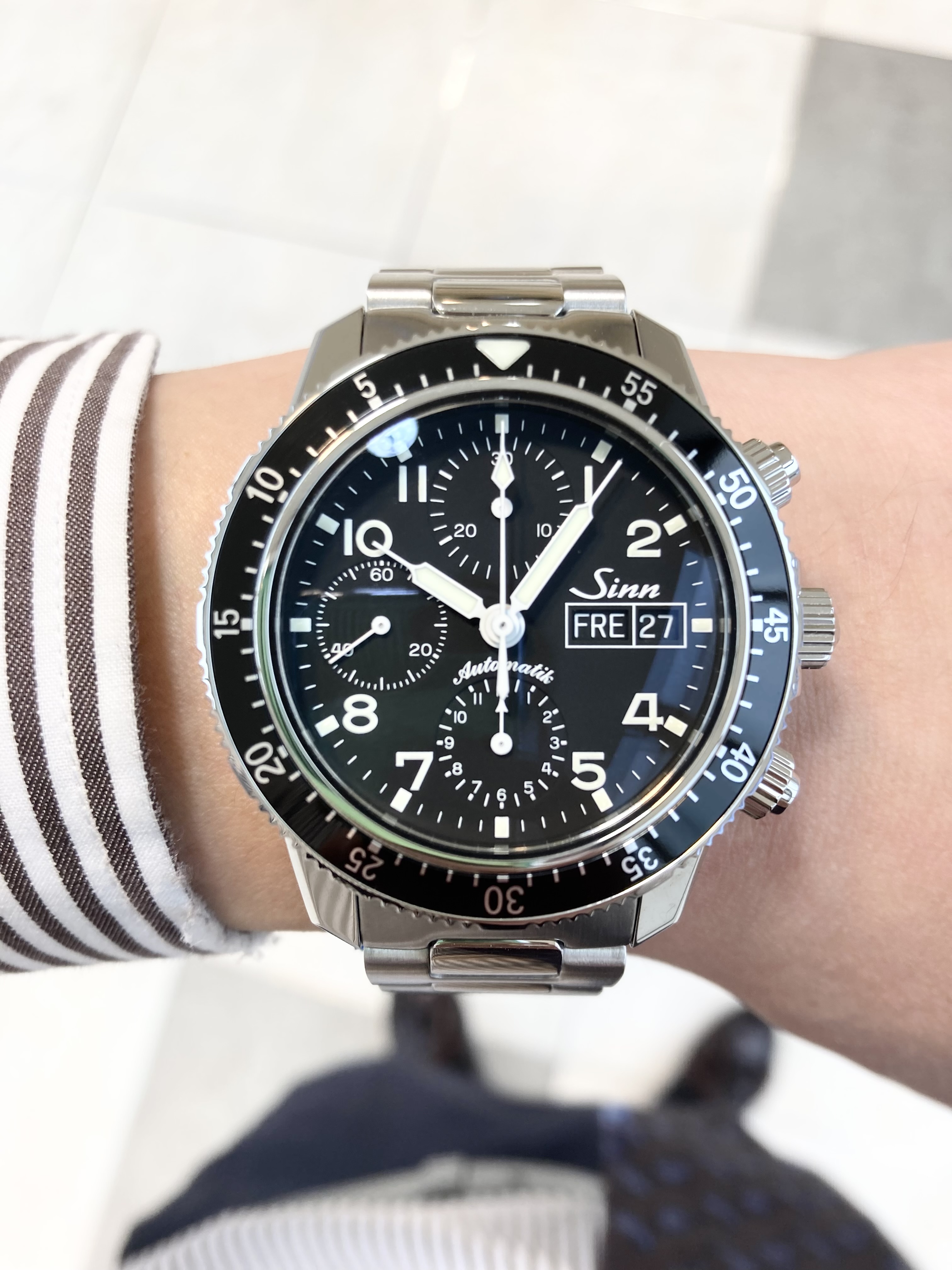 SINN<br />
103<br />
品番 103.B.SA.AUTO 3M<br />
￥451,000（税込）<br />
<br />
<br />
ジン103シリーズは、優れた視認性、刻時・計時精度を誇るシンプルなダイヤルを備えた実用的なクロノグラフで、<br />
まさにジンの基本精神を表すモデルです。<br />
<br />
ジン創業初期の1960年代から続くシリーズで、<br />
ムーブメントや各部の素材、仕様をアップグレードさせながら、<br />
今なお50年以上にわたり製作し続けています。<br />
<br />
モデル「103.B.SA.AUTO」の両方向回転式のブラックカラーベゼルは、<br />
60年代にドイツ空軍クロノグラフとして制式採用されたモデル155の伝統を踏襲しています。<br />
<br />
ステンレススチール製ケース、ねじ込み式リューズ、<br />
ねじ込み式裏蓋など必要最小限のスペックを備えた103シリーズの基本モデルに<br />
サファイアガラスの風防とねじ込み式のプッシュボタンを装備した、<br />
ハイスペックなパイロットクロノグラフです。<br />
<br />
2018年より時計内部を乾燥した状態に保ち風防の曇りを防止するArドライテクノロジーが標準装備となりました。<br />
<br />
ジンの代表モデル103、<br />
ぜひご検討ください。<br />
