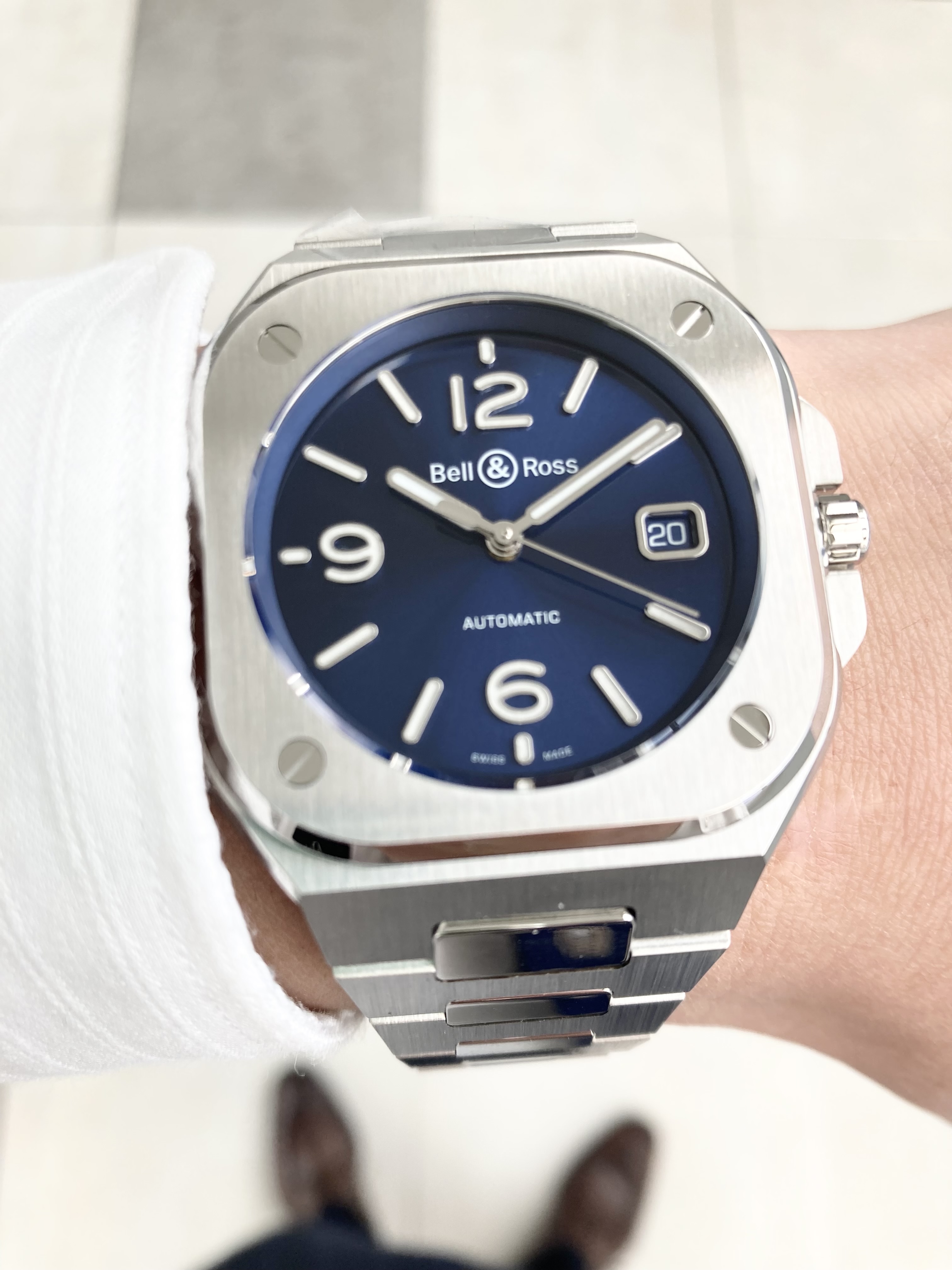 BELL & ROSS<br />
BR05ブルースチール<br />
品番 BR05A-BLU-ST/SST<br />
¥605,000(税込)<br />
<br />
<br />
ベル&ロスの代表モデルに上り詰めたBR05。<br />
<br />
その中でも一番人気のモデルが、<br />
このブルー文字盤の<br />
BR05ブルースチール<br />
品番 BR05A-BLU-ST/SST<br />
です。<br />
<br />
ブルーという表記にふさわしい<br />
しっかりと青色の文字盤です。<br />
<br />
光の加減でも明るくも<br />
深くも見える美しいカラーリングです。<br />
<br />
ベル&ロスが表現するラグジュアリースポーツモデル。<br />
<br />
デザイン性抜群で、<br />
ベル&ロスらしい<br />
今後も末永く人気の出るモデルです!<br />
<br />
今後もぜひご検討ください!