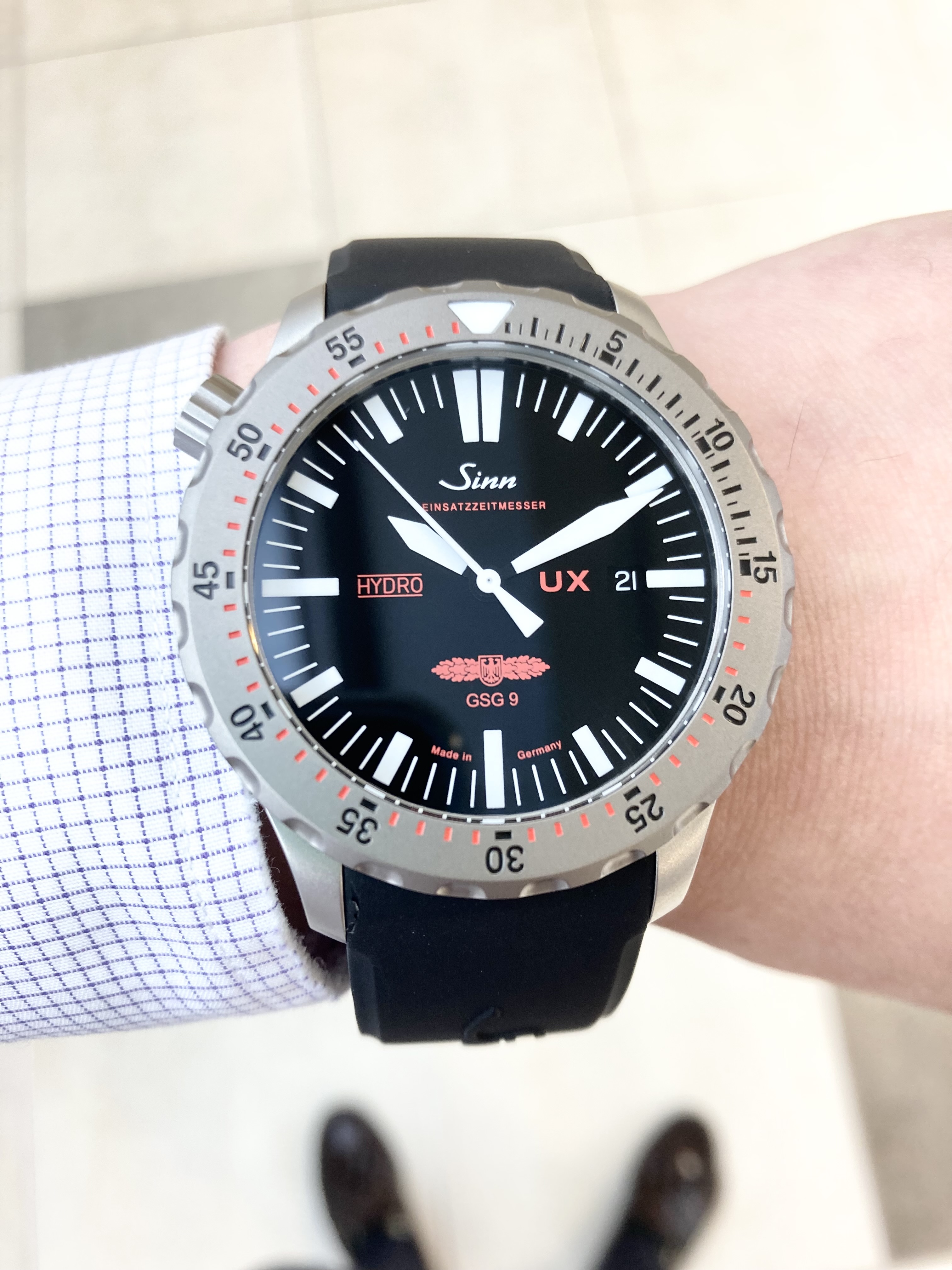SINN<br />
UX.GSG9(EZM2B)<br />
品番 UX.GSG9 R<br />
¥418,000(税込)<br />
<br />
<br />
1997年、ドイツの対テロリズム特殊部隊GSG9の要請により開発され、<br />
実戦装備品として納入されたのがジン社のモデル403.EZM2.GSG9です。<br />
<br />
過酷な使用条件に耐え、視認性に優れていることが第一条件でした。<br />
<br />
会社創立とともに航空時計を専門に作り続け、<br />
1960年代からはモデル156.Bの前身モデル155がドイツ連邦空軍に制式採用された経緯を持つジン社。<br />
<br />
航空時計作りで培われた優れた視認性と機能性、<br />
そして信頼性がそのままモデル403.EZM2.GSG9に受け継がれ、制式採用となったのです。<br />
<br />
それから10年が過ぎた2007年、モデル403.EZM2.GSG9の後継機として開発されたのが、<br />
モデルUX. EZM2.GSG9です。<br />
<br />
みずからの発想や技術を存分に採用したこのハイスペック仕様は、<br />
まさに生死を左右する対テロリズム部隊GSG9にこそ相応しいモデルです。<br />
<br />
シリーズ共通の海水耐性に優れ反磁気性があるUボート・スチールの使用、<br />
セラミック以上の1500という高硬度を持ち特殊結合方式で固定された回転ベゼル、<br />
特殊なオイルを時計ケースに封入することで実現する5,000mという高い防水性に加え、<br />
このモデルではリューズを通常と逆の左側に付けています。<br />
<br />
重火器が引っかからないよう安全性を重視した配慮がされており、<br />
常に危険と接する特殊部隊にとって事故につながる要素を事前に排除することに役立っています。<br />
<br />
まさにプロフェッショナルの道具であるジンUX.GSG9(EZM2B)<br />
<br />
ぜひご検討ください。