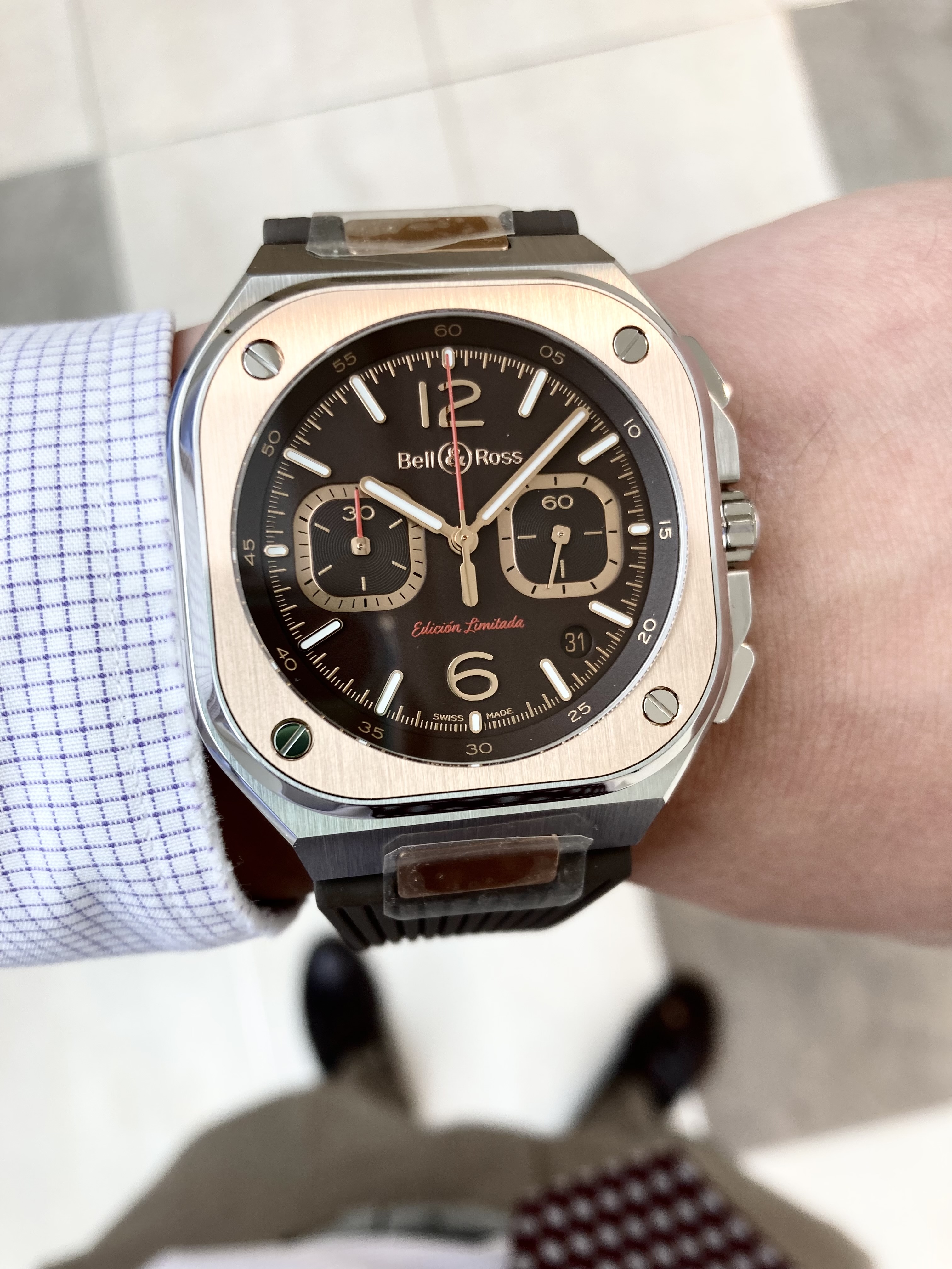 BELL & ROSS<br />
【世界限定250本】BR 05 CHRONO EDICIÓN LIMITADA<br />
品番 BR05C-LDA/SRB<br />
¥979,000(税込)<br />
<br />
<br />
ベル&ロスから発表された<br />
2022年の新作、そして限定モデル<br />
<br />
【世界限定250本】BR 05 CHRONO EDICIÓN LIMITADA<br />
品番 BR05C-LDA/SRB<br />
<br />
葉巻の国、<br />
キューバに思いをはせ、<br />
誕生したモデルです。<br />
<br />
葉巻の似合う<br />
セクシーでダンディーな<br />
男性に似合う限定モデルです。<br />
<br />
意外に時計では珍しい<br />
ブラウン文字盤に、<br />
18K ピンクゴールドが大変良く似合います。<br />
<br />
大変稀少な限定モデル!<br />
<br />
ぜひご検討ください!