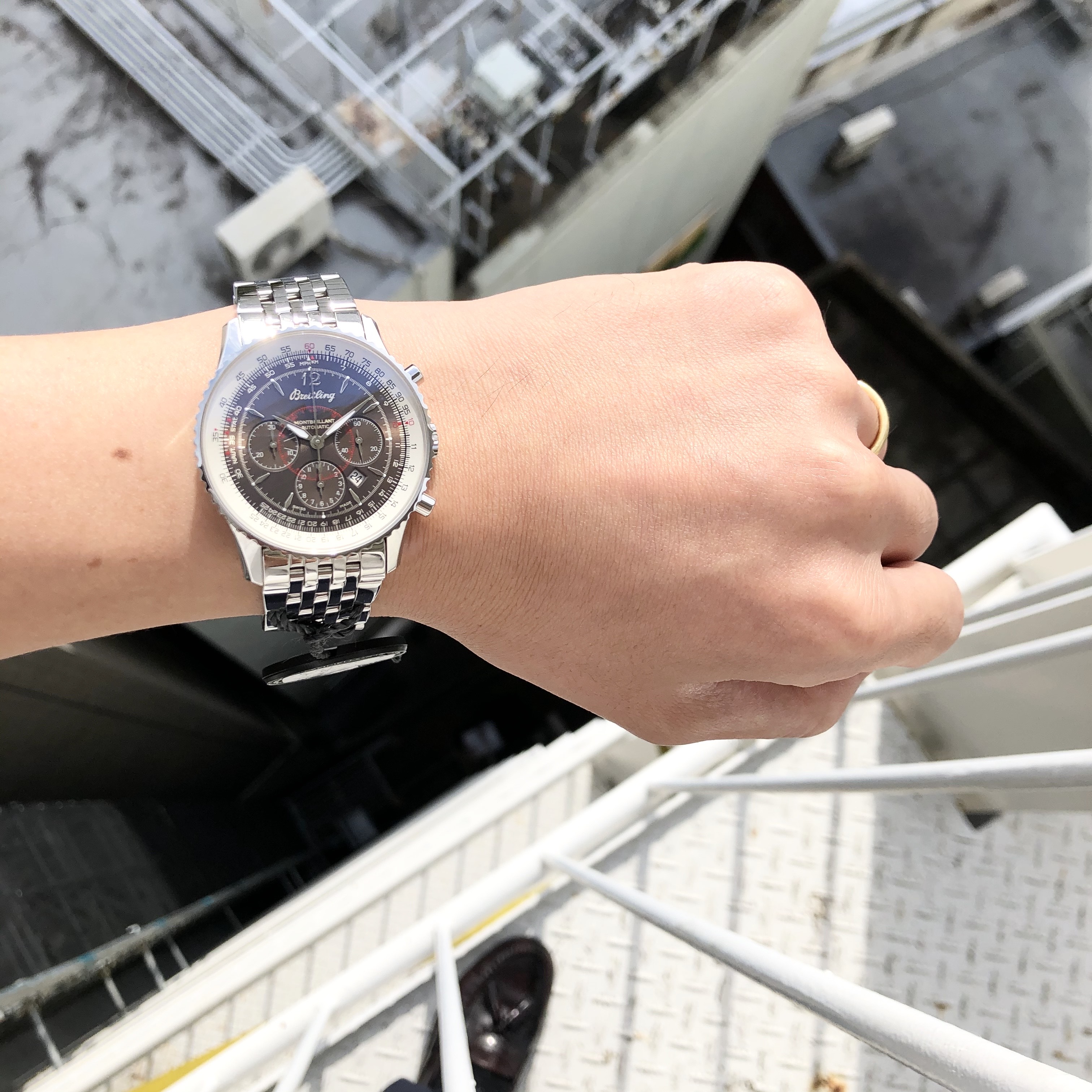 <br />
[BREITLING (ブライトリング)正規取り扱い商品]<br />
<br />
【日本限定】モンブリラン 38<br />
<br />
Ref.A4137012/Q609/223A<br />
<br />
¥740,000+税<br />
<br />
<br />
朝晩と、どんどんと涼しくなってきましたね！！<br />
<br />
秋をぐっと感じてきています。<br />
<br />
秋になると、<br />
<br />
「ブラウン」なものや「クラシック」なものを<br />
<br />
身に着けたくなります。<br />
<br />
みなさんもそういうこと、ありませんか？？<br />
<br />
私のそんな気分にベストマッチなブライトリングはこちらの<br />
<br />
【日本限定】モンブリラン 38です。<br />
<br />
<br />
38mmサイズの自動巻きクロノグラフは、<br />
<br />
なかなかどのブランドでもお作りがない大きさで、<br />
<br />
クラシックな雰囲気をぐっと感じられる大変魅力的なモデルです。<br />
<br />
<br />
これに、<br />
<br />
ブラックのレザージャケットを合わせるか？<br />
<br />
ブラウンのレザージャケットを合わせるか？<br />
<br />
なんて考えるのも楽しいですね！！<br />
<br />
ぜひ<br />
<br />
秋の装いで、<br />
<br />
A.M.Iへ遊びにいらして下さい！！<br />
<br />
みなさまのご来店心よりお待ちしております！！