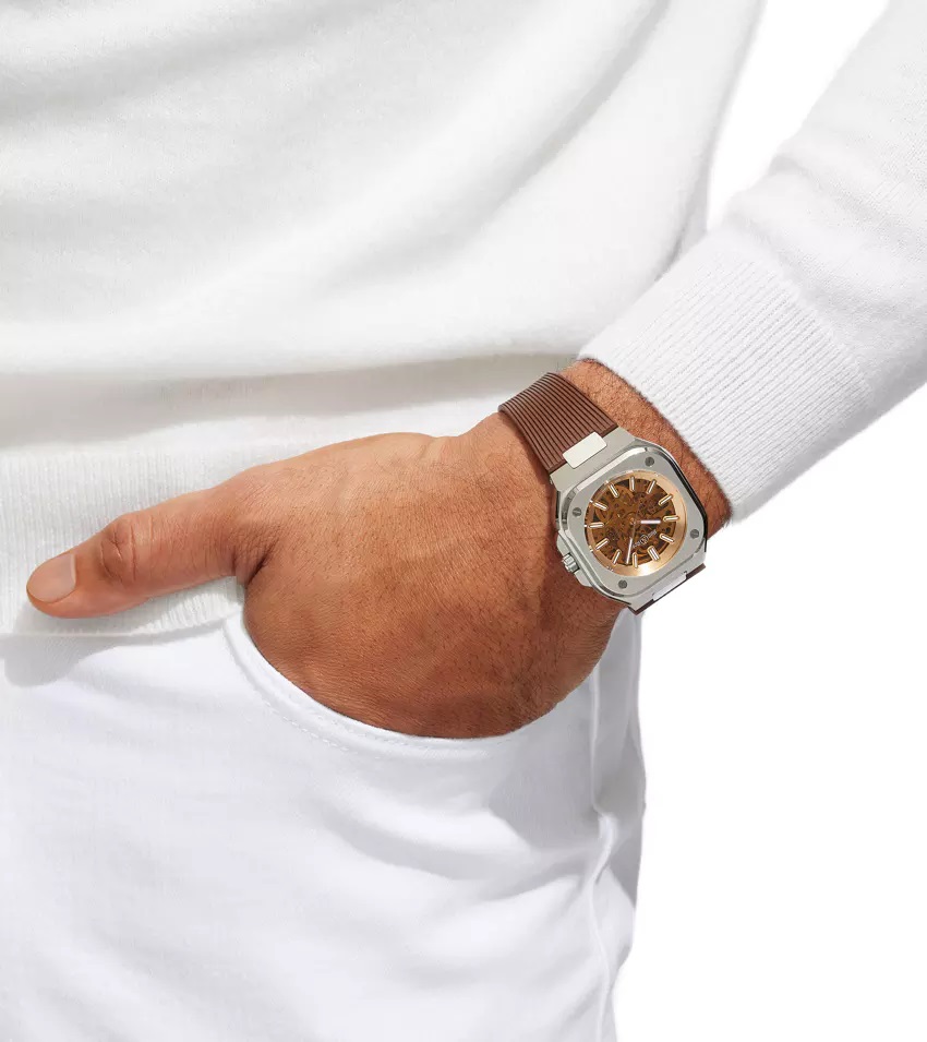 BELL & ROSS<br />
【世界限定500本】BR 05 SKELETON GOLDEN<br />
品番 BR05A-CH-SKST/SRB<br />
¥902,000(税込)<br />
【お支払い例】<br />
120回払い<br />
初回9,500円<br />
月々<br />
7,500円×119回<br />
<br />
<br />
ベル&ロスの毎年人気の<br />
BR05シリーズのスケルトン文字盤シリーズ。<br />
<br />
今年は、<br />
ゴールドのスケルトンです。<br />
<br />
世界限定500本の特別モデル。<br />
<br />
3月末から入荷予定です!<br />
<br />
気になる方はぜひお問い合わせください!