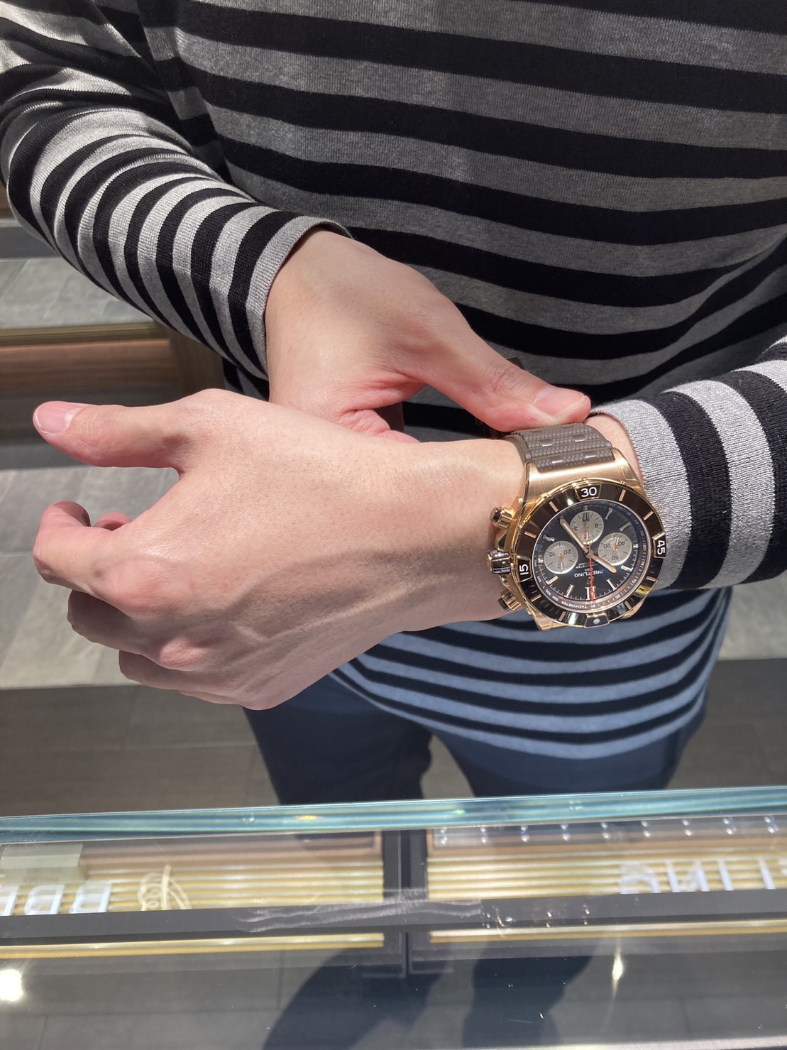 BREITLING<br />
スーパー クロノマット B01 44<br />
品番 RB0136E31Q1S1<br />
¥2,882,000(税込)<br />
<br />
<br />
<br />
<br />
S様に、<br />
ブライトリングスーパー クロノマット B01 44<br />
をご試着頂きました!<br />
<br />
誠にありがとうございます。<br />
<br />
お洒落で、<br />
いつもスマートな着こなしをされながら、<br />
体格もしっかりとされているS様。<br />
<br />
時計も色々とお持ち頂いておりますが、<br />
次は、<br />
ゴールドケースが良いかな?<br />
とご検討頂いております。<br />
<br />
ゴールドケースモデルは、<br />
一見派手に思われるかもしれませんが、<br />
さらっと着けこなしていただくと、<br />
気品も出て、<br />
満足感も大変あり、<br />
とても魅力的なものです。<br />
<br />
限られた人だけが手にすることの出来る<br />
ゴールドモデル。<br />
<br />
大変良くお似合いでした。<br />
<br />
ぜひご検討ください。