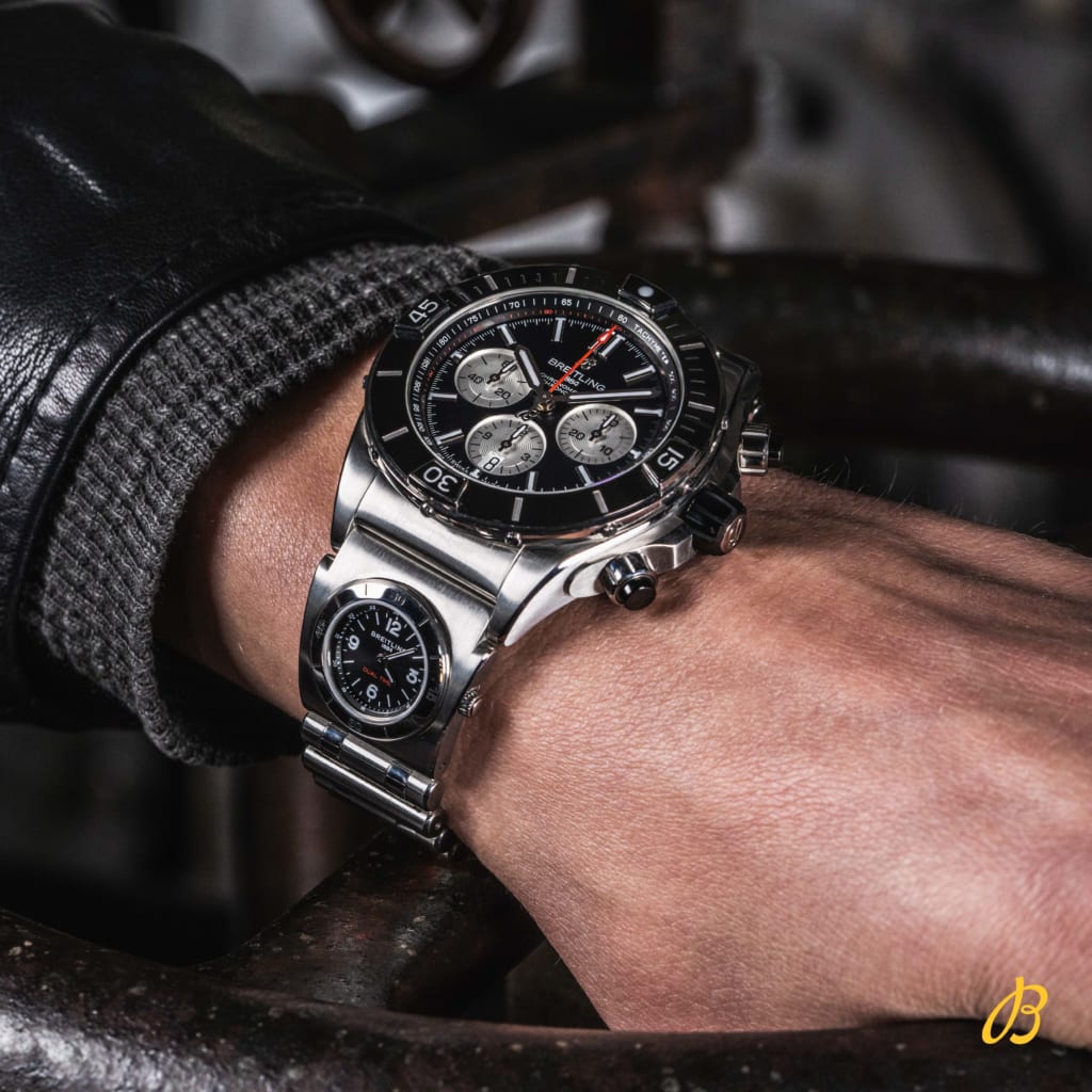 [BREITLING (ブライトリング)正規取り扱い商品]<br />
<br />
スーパー クロノマット B01 44<br />
<br />
Ref.AB0136251B1A2<br />
<br />
¥1,210,000 (税込)<br />
<br />
あらゆる活動に適したブライトリングの万能ウォッチ、スーパー クロノマットは、<br />
<br />
1980年代にブライトリングが、<br />
<br />
イタリア空軍の曲技飛行隊名手のために製作した<br />
<br />
オリジナルのクロノマットにインスパイアされています。<br />
<br />
クロノマットの中で最も際立ったモデルであるスーパー クロノマットは、<br />
<br />
ベゼル、クロノグラフのプッシュボタン、リューズなどに<br />
<br />
セラミック インサートを使用しており、<br />
<br />
ルーローにインスパイアされたラバーストラップの展開もございます。<br />
<br />
また、写真のモデルのように、<br />
<br />
UTCモジュールがルーロー ブレスレットに組み込まれたモデルもあります。<br />
<br />
UTCとは、Universal Time Coordinated（協定世界時）の略語です。<br />
<br />
昔からのブライトリングオーナーの方やファンの方にはなつかしい、<br />
<br />
1980年代から提供しているブライトリングのユニークな機能で、<br />
<br />
第2のタイムゾーンを把握するためのものです。<br />
<br />
それでも、この万能スポーツウォッチは、<br />
<br />
身に着ける方のファッションセンスを邪魔することはありません。<br />
<br />
スーパー クロノマットには、ステンレススチールから18Kレッドゴールドまで、<br />
<br />
数種類のカラーとメタルのバリエーションが揃っています。<br />
<br />
アイコニックなルーロー ブレスレット<br />
<br />
またはラバーにインスパイアされたストラップに、<br />
<br />
フォールディングクラスプがマッチしています。<br />
<br />
スーパー クロノマット B01 44は、<br />
<br />
COSC公認クロノメーターのブライトリング キャリバー01で駆動します。<br />
<br />
近々入荷予定です！<br />
<br />
気になる方はぜひお問い合わせください！