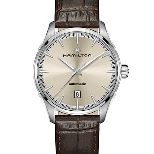 ジャズマスター ジェントオート<br />
H32475520<br />
<br />
自動巻、40mm、5気圧防水、<br />
ステンレススチール、<br />
ブラウンカーフレザーストラップ<br />
<br />
116,600円(税込)<br />
<br />
※2021年7月現在の価格、在庫状況です。<br />
販売済みによる欠品については、ご容赦ください。<br />