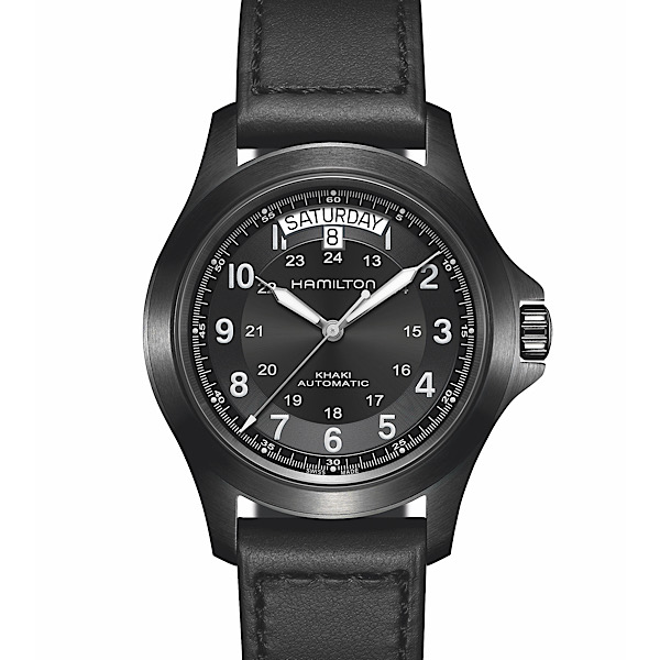 カーキ フィールドキング<br />
H64465733<br />
<br />
自動巻、40mm、5気圧防水、<br />
ステンレススチール(ブラックPVD)、<br />
ブラックカーフレザーストラップ<br />
<br />
79,200円(税込)<br />
<br />
※2021年7月現在の価格、在庫状況です。<br />
販売済みによる欠品については、ご容赦ください。<br />