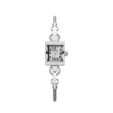 レディ ハミルトン ヴィンテージ<br />
H32291113<br />
<br />
クオーツ、15×19mm、5気圧防水、<br />
ステンレススチール<br />
<br />
105,600円(税込)<br />
<br />
※2021年7月現在の価格、在庫状況です。<br />
販売済みによる欠品については、ご容赦ください。<br />