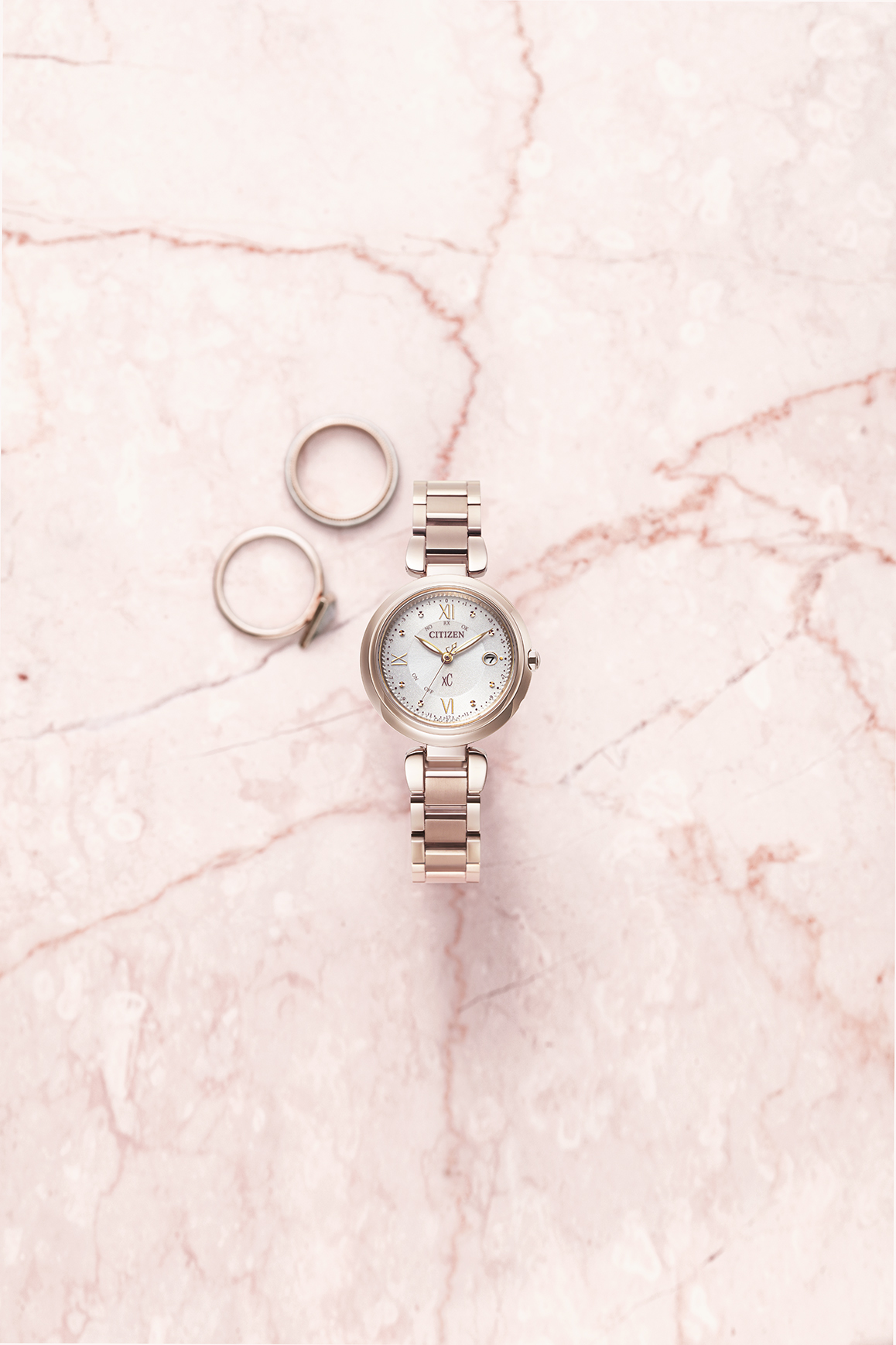mizu collection <br />
XCレディース <br />
エコ・ドライブ電波時計 <br />
<br />
価格94,600円(税込) <br />
<br />
品番 ES9464-52A<br />
ケース素材 スーパーチタニウム<br />
デュラテクトサクラピンク<br />
ケースサイズ 厚み8.2mm/横幅29.0mm<br />
防水性能 5気圧防水<br />
原産国 日本<br />