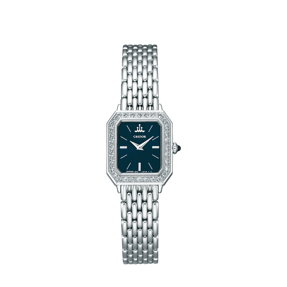 SIGNO<br />
<br />
GSTE813<br />
704,000円(税込)<br />
<br />
<br />
製品情報<br />
製品名<br />
GSTE813<br />
価格(税込)<br />
704,000円<br />
駆動方式<br />
クオーツ<br />
キャリバーNo<br />
1E70<br />
ケース材質<br />
ステンレススチール<br />
ダイヤモンド入り<br />
バンド材質<br />
ステンレススチール<br />
ワンプッシュ三つ折れ方式中留<br />
ガラス材質<br />
サファイアガラス(内面無反射コーティング)<br />
ダイヤル<br />
ネイビー<br />
精度<br />
平均月差±15秒<br />
サイズ<br />
縦 26.6 mm 横 19.9 mm 厚さ 6.4 mm<br />
その他の仕様<br />
オニキス入りりゅうず<br />
防水<br />
日常生活用防水<br />
耐磁<br />
あり<br />
重さ<br />
46.0g<br />
ダイヤモンド<br />
32個、合計 0.41カラット<br />
クラシカルな佇まいの隅切り角型モデルが登場。繊細な輝きが美しいエレガントなブレスレットモデルです。<br />
<br />
https://www.credor.com/lineup/detail/?no=GSTE813<br />