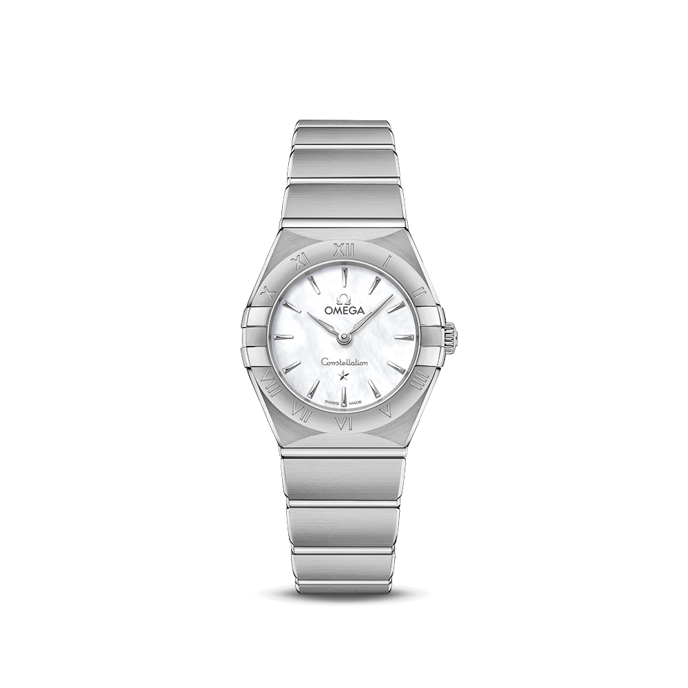 OMEGA CONSTELLATION QUARTZ 25 mm<br />
オメガ コンステレーション クオーツ25mm<br />
<br />
価格: ¥396,000<br />
品番: 131.10.25.60.05.001<br />
ケース: ステンレススティール<br />
ケース直径: 25 mm<br />
防水: 3 気圧 (30 メートル / 100 フィート)<br />
キャリバー: オメガ 4061(電池の寿命の最大化を実現する、新しいクオーツ・キャリバー。赤のオメガロゴ入り、ロジウムプレート仕上げ。)電池寿命: 48ヶ月<br />
種類: クォーツ<br />
ダイアルの色: ホワイト<br />
クリスタル風防: 両面に無反射加工を施したドーム型強化無反射サファイアガラス<br />
素材: ステンレススティール<br />
クラスプの種類: コンフォートセッティング付きバタフライクラスプ<br />
<br />
<br />
ドラマティックな不朽のデザインを誇るオメガ「コンステレーション」は、ケースに施された有名なハーフムーンデザインと「爪」、そしてとリンクブレスレットが特徴です。<br />
<br />
この25mmのステンレススティール製モデルは、ローマ数字が刻印されたベゼルが印象的で、ホワイトマザーオブパールのダイアルと傷の付きにくいサファイアクリスタルガラスが採用されています。針、オメガロゴ、コンステレーションの「星」、インデックスには18Kホワイトゴールドが使用されています。<br />
<br />
オメガ キャリバー 4061が搭載されており、ケースバックには「コンステレーション」を象徴する天文台のメダリオンが付いています。<br />
<br />
<br />
名古屋栄三越にはオメガ(OMEGA)の在庫を多数ご用意いたしております。オメガ(OMEGA)なら名古屋栄三越6階時計までお申し付けください。<br />
<br />
名古屋栄三越についてのお問合せは・・・<br />
<br />
〒460-8669 愛知県名古屋市中区栄3-5-1<br />
TEL:052-252-3743 (6階 ウォッチ&ジュエリー)<br />
定休日:不定休<br />
営業時間:10:00~20:00<br />