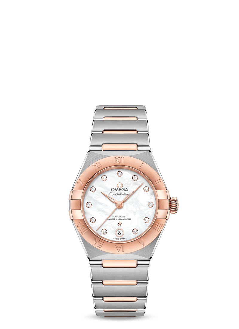 コンステレーション レディース コーアクシャル マスター クロノメーター 29mm<br />
<br />
価格: ¥1,672,000<br />
品番: 131.20.29.20.55.001<br />
ケース: スティール ‑ セドナゴールド & スティール ‑ セドナゴールド<br />
ケース直径: 29mm<br />
防水: 5 気圧 (50 メートル / 167 フィート)<br />
キャリバー: オメガ 8700<br />
コーアクシャル エスケープメント搭載の自動巻きムーブメント。METAS認定のマスター クロノメーター。15,000ガウス以上の耐磁性能。シリコン“Si14”製のフリースプラングテンプ、両方向巻き上げ式ローター。アラベスク調ジュネーブウェーブが美しいロジウムプレート加工が施されたローターとブリッジ。<br />
ダイアルの色: ホワイト/11Pダイヤ<br />
クリスタル: 両面に無反射加工を施したドーム型強化無反射サファイアガラス<br />
素材: スティール ‑ セドナゴールド & スティール ‑ セドナゴールド<br />
クラスプの種類: コンフォートセッティング付きバタフライクラスプ<br />
<br />
ドラマティックな不朽のデザインを誇るオメガ「コンステレーション」は、ケースに施された有名なハーフムーンデザインと「爪」、そしてリンクブレスレットが特徴です。<br />
<br />
この29mmの18Kセドナ™ ゴールドとステンレススティール製のモデルは、ローマ数字が刻印されたベゼルが印象的で、マザーオブパールのダイアルには、ダイヤモンドのインデックスと、6時位置に日付窓があります。針、オメガロゴ、コンステレーションの「星」、ダイヤモンドインデックスのベゼルにも18Kセドナ™ ゴールドが使用されています。<br />
<br />
オメガ コーアクシャル マスター クロノメーター キャリバー 8700が搭載されており、傷のつきにくいドーム型サファイアクリスタルガラスから眺めることができます。<br />
<br />
名古屋栄三越にはオメガ(OMEGA)の在庫を多数ご用意いたしております。オメガ(OMEGA)なら名古屋栄三越6階時計までお申し付けください。<br />
<br />
名古屋栄三越についてのお問合せは・・・<br />
<br />
〒460-8669 愛知県名古屋市中区栄3-5-1<br />
TEL:052-252-3743 (6階 ウォッチ&ジュエリー)<br />
定休日:不定休<br />
営業時間:10:00~20:00<br />