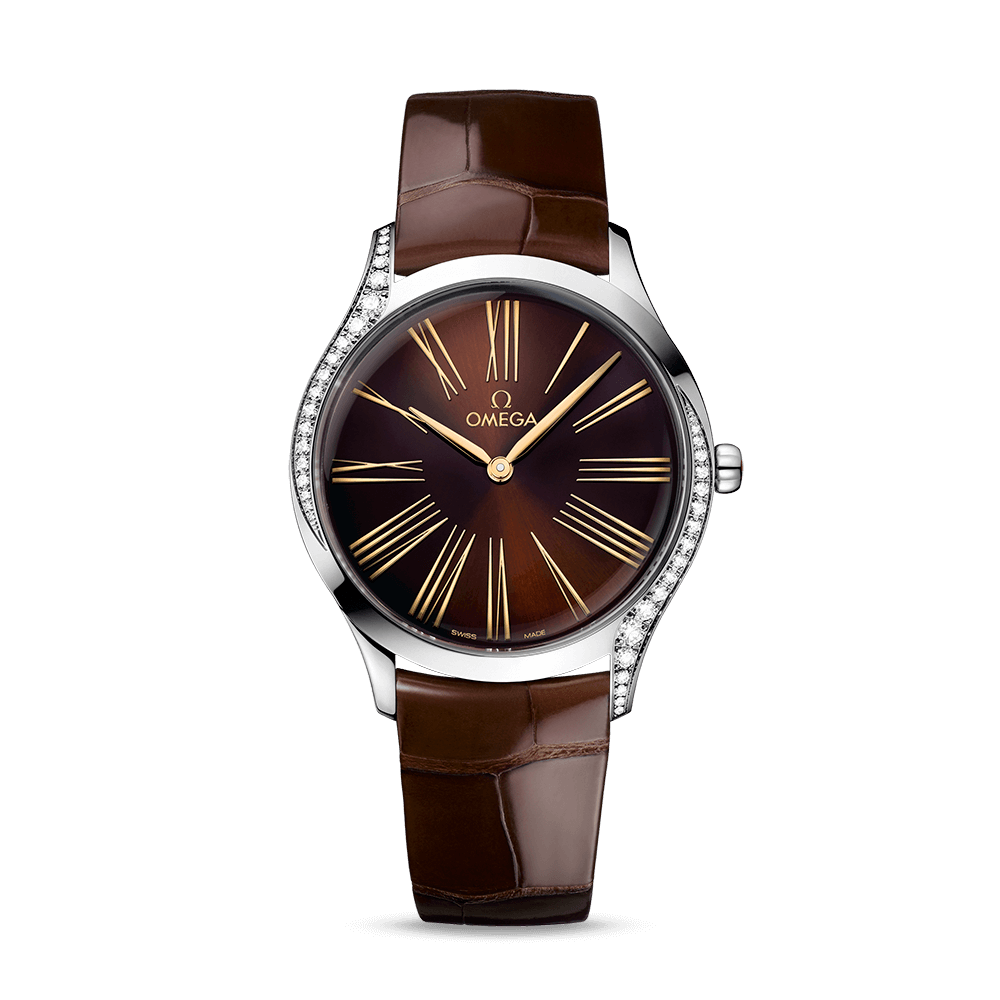 82.デヴィル トレゾア クオーツ 36mm<br />
<br />
価格:¥561,000<br />
品番:428.18.36.60.13.001<br />
ケース:テンレススティール<br />
ケース直径:36mm<br />
防水:3 気圧 (30 メートル / 100 フィート)<br />
<br />
キャリバー:オメガ 4061<br />
電池の寿命の最大化を実現する、新しいクオーツ・キャリバー。赤のオメガロゴ入り、ロジウムプレート仕上げ。<br />
電池寿命:48ヵ月<br />
ダイアルの色:ブラウン<br />
クリスタル:内側に多層の無反射処理を施した、ドーム型強化サファイアガラス<br />
素材:レザーストラップ<br />
クラスプの種類:ピンバックル<br />
<br />
オメガには、女性のために美しい時計を作り続けてきた長い歴史があります。 この現代的なコレクションは、シンプルなデザインにモダンな雰囲気を纏っています。<br />
<br />
36㎜のスリムなステンレススティール製ケースは、両サイドの曲線に沿ってダイヤモンドが輝きます。リュウズはレッドのリキッドセラミックでポリッシュ仕上げが施されており、ダイヤモンドが1粒セットされています。<br />
<br />
サンブラッシュ仕上げのブラウンダイアルが、ケースのダイヤモンドやステンレススティールと美しいコントランストを描きます。ダイアルは半透明ラッカー仕上げで、ユニークなローマ数字とダイヤモンドポリッシュ仕上げを施した、ムーンシャイン™ゴールドカラーの針が配されています。「トレゾア」バックル付きのブラウンのレザーストラップが、ダイアルを引き立てます。<br />
<br />
ケースバックは「Her Time」エキシビションのシンボルとして使われているフラワーパターンのデザインがあしらわれた特殊な鏡面仕上げとなっており、オメガ キャリバー4061が搭載されています。<br />
<br />
名古屋栄三越にはオメガ(OMEGA)の在庫を多数ご用意いたしております。オメガ(OMEGA)なら名古屋栄三越6階時計までお申し付けください。<br />
<br />
名古屋栄三越についてのお問合せは・・・<br />
<br />
〒460-8669 愛知県名古屋市中区栄3-5-1<br />
TEL:052-252-3743 (6階 ウォッチ&ジュエリー)<br />
定休日:不定休<br />
営業時間:10:00~19:00<br />