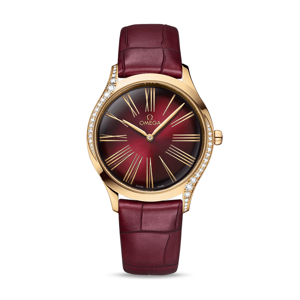 85.デヴィル トレゾア クオーツ 36mm<br />
<br />
<br />
価格:¥1,705,000<br />
品番:428.58.36.60.11.001<br />
ケース:ムーンシャイン™ ゴールド<br />
ケース直径:36mm<br />
防水:3 気圧 (30 メートル / 100 フィート)<br />
<br />
キャリバー: オメガ 4061<br />
電池の寿命の最大化を実現する、新しいクオーツ・キャリバー。赤のオメガロゴ入り、ロジウムプレート仕上げ。<br />
電池寿命:48ヵ月<br />
<br />
ダイアルの色:レッド<br />
クリスタル:内側に多層の無反射処理を施した、ドーム型強化サファイアガラス<br />
クラスプの種類: ピンバックル<br />
<br />
オメガには、女性のための美しい時計を作り続けてきた長い歴史があります。現代のこのコレクションには、シンプルなデザインとモダンな雰囲気が備わっています。<br />
<br />
36mmのスリムなケースは18Kムーンシャイン™ ゴールド製で、両サイドの曲線に沿ってダイヤモンドが輝きます。リュウズはレッドのリキッドセラミックでポリッシュ仕上げが施されており、1粒のダイヤモンドがセットされています。ラッカー仕上げのレッドガーネットのグラデーションダイアルには、ローマ数字とエレガントな18Kムーンシャイン™ ゴールド製の針が配されています。<br />
<br />
オメガ キャリバー4061搭載。特殊な鏡面仕上げのケースバックには、オメガのレディスウォッチの歴史を紹介する「Her Time」エキシビションのシンボルとして使われているフラワーパターンがメタライズされてあしらわれています。「トレゾア」バックル付きの、光沢のあるレッドガーネットレザーストラップが付属しています。<br />
<br />
名古屋栄三越にはオメガ(OMEGA)の在庫を多数ご用意いたしております。オメガ(OMEGA)なら名古屋栄三越6階時計までお申し付けください。<br />
<br />
名古屋栄三越についてのお問合せは・・・<br />
<br />
〒460-8669 愛知県名古屋市中区栄3-5-1<br />
TEL:052-252-3743 (6階 ウォッチ&ジュエリー)<br />
定休日:不定休<br />
営業時間:10:00~19:00