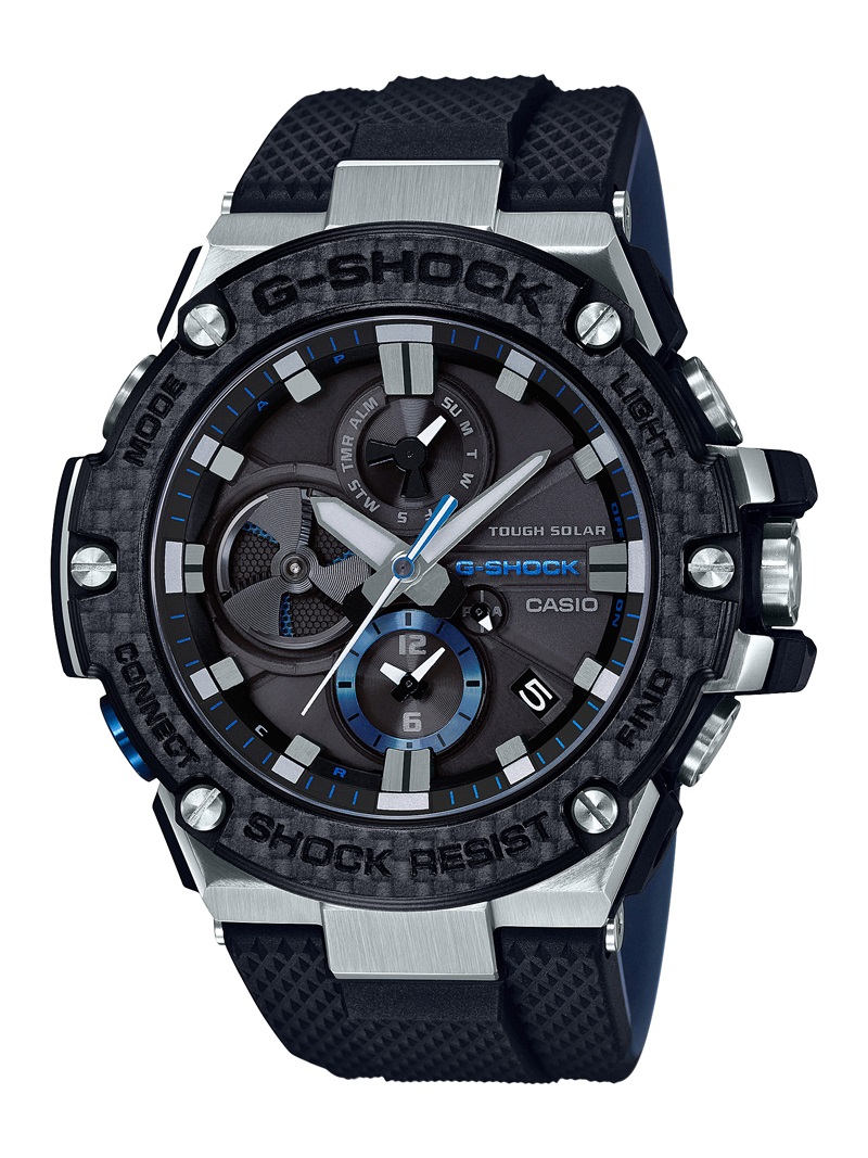 飽くなきタフネスとデザイン進化を追求するG-SHOCKから、カーボン素材をベゼルに用いたG-STEELのNewモデルが登場。<br />
<br />
軽量かつ高剛性が特徴のカーボン素材をベゼルに採用。最先端素材である東レ(株)の炭素繊維「TORAYCA®※1」 と、同社独自の「NANOALLOY® ※2」技術を適用した樹脂を組み合わせた素材によって、耐衝撃性に優れたベゼルを作り上げました。ガラスには傷に強くクリアな視認性を確保するサファイアガラスを用いて、強さと美しさを両立するデザインとなっています。<br />
また、肉厚のウレタンバンドには、表面にスポーティなパターンを施し、裏面にブルーをあしらった新しい2色成形バンドを採用。遊環にはメタルパーツを用いて摩耗による切れを軽減します。文字板にアクセントとしてシックなブルーをあしらい、バンド裏面のカラーと合わせ、タフネスデザインを具現化するスポーティな仕上げを施しました。<br />
新たな耐衝撃構造にタフネスデザインを融合させ、アナログ表示によるクロノグラフを搭載したG-STEELから、最先端素材と技術革新により完成したカーボンベゼルを纏うNewモデルの登場です。<br />
• スマートフォンリンク機能(ワールドタイム約300都市対応、アラーム、タイマー、針位置の補正、時刻入替)<br />
• バッテリーインジケーター表示<br />
• 携帯電話探索<br />
• 新レイヤーガード構造<br />
• タフソーラー<br />
• 2都市の時刻を同時表示できるデュアルダイアルワールドタイム<br />
• 高輝度なLEDライト(スーパーイルミネーター)<br />
• 内面無反射コーティングサファイアガラス<br />
<br />
※1 TORAYCA®<br />
東レ株式会社が製造する高性能炭素繊維。用途は航空宇宙用途、高圧容器や風力発電、自動車などの産業用途、自転車、ゴルフシャフト、釣竿などのスポーツ・レジャーなど幅広い分野で使用されています。<br />
※2 NANOALLOY®技術<br />
複数のポリマー(樹脂)をナノメートル(1mの10億分の1に相当する長さ)単位で微分散させることで、従来素材と比較して飛躍的な特性向上を発現させることができる東レ株式会社独自の微細構造制御技術。一般的な「ミクロン(1mの100万分の1に相当する長さ)」のアロイ(複合樹脂)では実現できなかった高分子材料 の高性能化・高機能化を可能にする技術。<br />
<br />