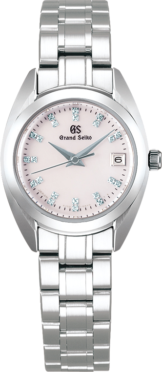 製品名 :STGF277<br />
価格 :352,000円(税込) <br />
ケース素材 :ステンレススティール<br />
ガラス素材 :デュアルカーブサファイアガラス<br />
コーディング :内面無反射コーディング<br />
ケースサイズ :32.5mm×26.0mm×9.2mm<br />
ムーブメント :クォーツ式<br />
中留 :ワンプッシュ三つ折れ方式<br />
防水 :10気圧防水<br />
耐磁 :あり<br />
<br />
≪グランドセイコーフェア開催中!≫<br />
【価格・在庫等】是非一度ご確認ください。<br />
〈TEL 023-624-3107〉年中無休 10時~20:00〉