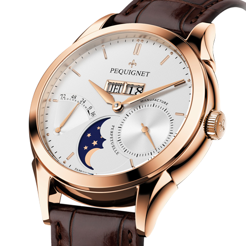 PEQUIGNET MANUFACTURE<br />
Rue Royale 4Fonctions <br />
リュー ロワイヤル 4フォンクション<br />
Ref:9011538<br />
ケース径:42.0mm<br />
ケース厚:12.5mm<br />
ケース素材:RG(レッド ゴールド)<br />
防水性:5気圧防水<br />
ストラップ:アリゲーター(K18ピン バックル)<br />
ムーブメント:カリブル ロワイヤル(自動巻き、完全自社製)、21,600振動、88時間パワーリザーブ(シングルバレル、実動およそ100時間)、センターシャフト・ドライブ<br />
仕様:パワーリザーブ・インジケーター(72時間等時性表示)/スモール・セコンド/高精度ムーンフェイズ<br />
/ジャンピング 3ディスク ビッグデイ・デイト(時間帯の操作制限無し)<br />
価格:2,500,000円(2018年10月での消費税抜価格)