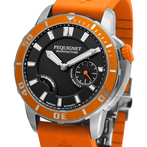 PEQUIGNET MANUFACTURE<br />
Royal300<br />
ロワイヤル300<br />
Ref:9050343/39<br />
ケース径:43.0mm<br />
ケース厚:15.1mm<br />
ケース素材:ステンレス・スチール<br />
防水性:30気圧防水<br />
ストラップ:ラバー(フォールディング バックル)<br />
ムーブメント:カリブル ロワイヤル(自動巻き、完全自社製)、21,600振動、88時間パワーリザーブ(シングルバレル、実動およそ100時間、等時性保証72時間)、センターシャフト・ドライブ<br />
仕様:パワーリザーブ・インジケーター / スモール・セコンド<br />
無反射コーティング・サファイア・クリスタル・ガラス<br />
逆回転防止ベゼル / クイック・スクリューイン・クラウン<br />
価格:700,000円(2018年10月での消費税抜価格)<br />