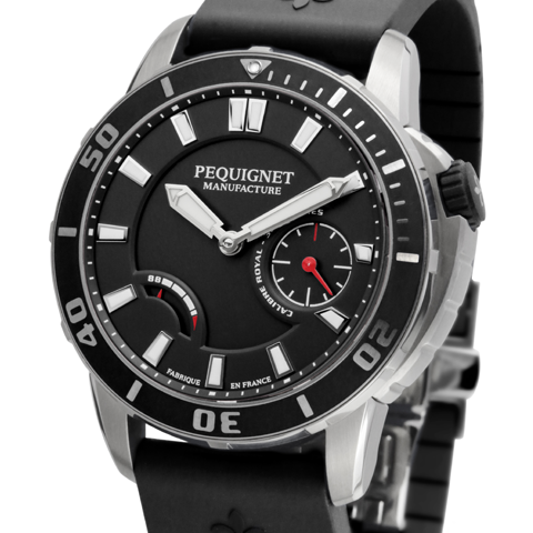 PEQUIGNET MANUFACTURE<br />
Royal300<br />
ロワイヤル300<br />
Ref:9050443/30<br />
ケース径:43.0mm<br />
ケース厚:15.1mm<br />
ケース素材:ステンレス・スチール<br />
防水性:30気圧防水<br />
ストラップ:ラバー(フォールディング バックル)<br />
ムーブメント:カリブル ロワイヤル(自動巻き、完全自社製)、21,600振動、88時間パワーリザーブ(シングルバレル、実動およそ100時間、等時性保証72時間)、センターシャフト・ドライブ<br />
仕様:パワーリザーブ・インジケーター / スモール・セコンド<br />
無反射コーティング・サファイア・クリスタル・ガラス<br />
逆回転防止ベゼル / クイック・スクリューイン・クラウン<br />
価格:700,000円(2018年10月での消費税抜価格)