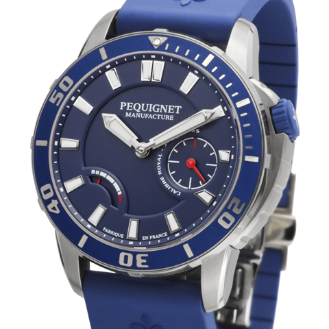 PEQUIGNET MANUFACTURE<br />
Royal300<br />
ロワイヤル300<br />
Ref:9050473/36<br />
ケース径:43.0mm<br />
ケース厚:15.1mm<br />
ケース素材:ステンレス・スチール<br />
防水性:30気圧防水<br />
ストラップ:ラバー(フォールディング バックル)<br />
ムーブメント:カリブル ロワイヤル(自動巻き、完全自社製)、21,600振動、88時間パワーリザーブ(シングルバレル、実動およそ100時間、等時性保証72時間)、センターシャフト・ドライブ<br />
仕様:パワーリザーブ・インジケーター / スモール・セコンド<br />
無反射コーティング・サファイア・クリスタル・ガラス<br />
逆回転防止ベゼル / クイック・スクリューイン・クラウン<br />
価格:700,000円(2018年10月での消費税抜価格)
