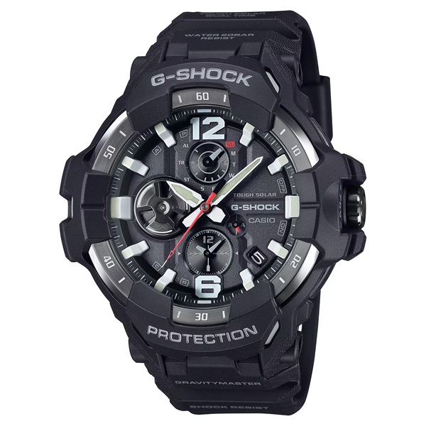 GRAVITYMASTER GR-B300<br />
過酷な環境下で活動するプロフェッショナルに向けたG-SHOCK MASTER OF Gシリーズから、航空機やパイロットの世界観を演出したGRAVITYMASTER GR-B300。<br />
<br />
耐衝撃構造の「カーボンコアガード構造」を採用。カーボン繊維強化樹脂を用いたケースと次世代航空機から着想を得たシームレスなベゼルを組み合わせて力強いフォルムを実現。<br />
<br />
時刻修正:Bluetooth:スマートフォンと接続し時刻を自動修正<br />
<br />
使用電源・電池寿命:タフソーラー(ソーラー充電システム)<br />
<br />
構造:耐衝撃構造(ショックレジスト) カーボンコアガード構造<br />
<br />
防水性:20気圧防水<br />
<br />
ケース・ベゼル材質:カーボン(バイオマスプラスチック)/樹脂(バイオマスプラスチック)<br />
<br />
ケースサイズ(縦×横×厚さ)59 × 54.7 × 15.7 mm<br />
<br />
質量:71 g