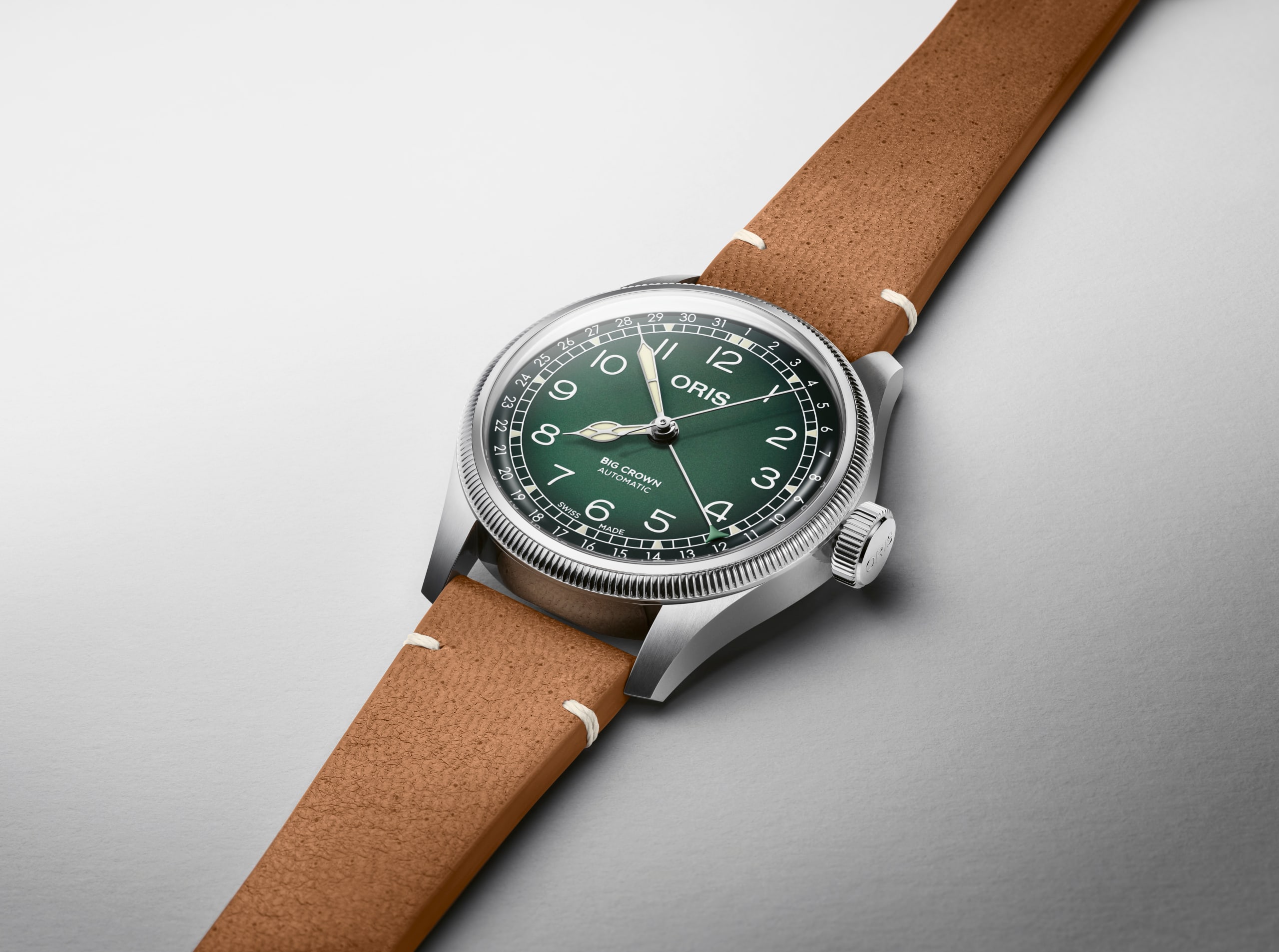 オリス X チェルボボランテ<br />
<br />
チェルボボランテは、スイスの環境管理プログラムによって駆除される野生の鹿の革を活用して、サステナブルな鹿革ストラップを使用しています。<br />
<br />
<br />
¥382,800(税込)<br />
<br />
サイズ:38.00mm<br />
<br />
素材:ステンレス スティール ケース<br />
<br />
5気圧防水<br />
<br />
CALIBRE 754<br />
<br />
ワインディング:自動巻<br />
<br />
ダイヤル:グリーン<br />
<br />
ストラップ:レザー<br />
<br />
特別ボックス、限定証明書<br />
<br />
保証:2 年<br />
MyOrisにご加入いただくと、保証期間を次の期間まで無料で延長いたします。 <br />
保証:3年