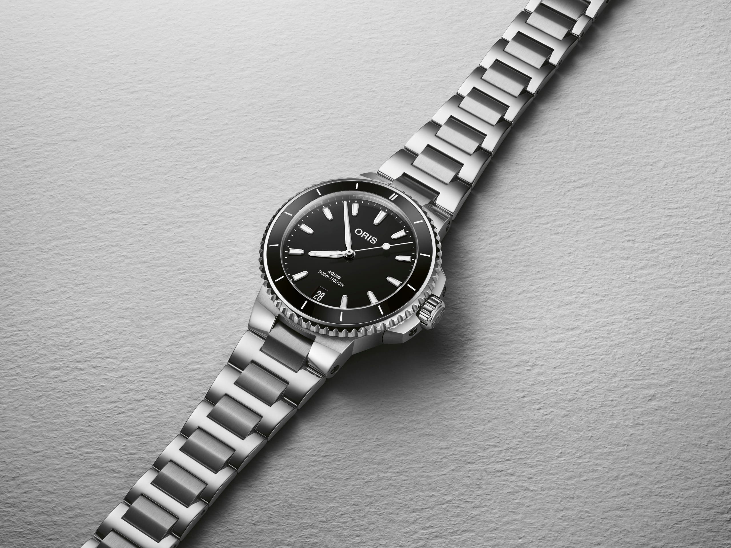 ジュエリーのイメージをもちつつ、日常使いに適したツールウォッチです。<br />
<br />
¥407,000(税込)<br />
<br />
サイズ:36.50mm<br />
<br />
素材:ステンレススチールケース、<br />
ミニッツスケール付セラミックベゼル<br />
<br />
30気圧防水<br />
<br />
CALIBRE 733-1<br />
<br />
ワインディング:自動巻<br />
<br />
ダイヤル:ブラック<br />
<br />
ストラップ:ステンレススティール<br />
<br />
保証:2 年<br />
MyOrisにご加入いただくと、保証期間を次の期間まで無料で延長いたします。 <br />
保証:3年