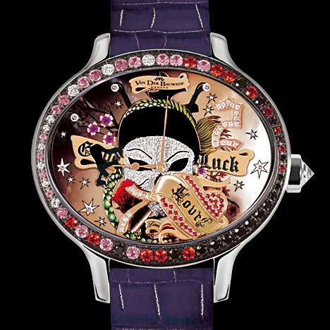 グッドラック ベイビー <br />
ケース径:縦40mm×横44mm<br />
ケース素材:SS<br />
防水性:3気圧<br />
ストラップ:カーフ<br />
ムーブメント:クォーツ、cal.10<br />
仕様:ダイアル表面に可動型Loveモチーフ、ベゼルにサファイア装飾<br />
<br />
<br />
<br />
P!NKとのコラボレーションから誕生した「GOOD LUCK」。<br />
文字盤デザインは映画「パイレーツ オブ カリビアン」の主人公、海賊ジャック・スパロウのイメージにパリのムーランルージュのイメージを加味したものだという。<br />
P!NKのもつパワフルさと、セクシーかつ愛らしい女性の魅力の融合でもある。<br />
売り上げの一部は乳癌撲滅活動のために寄付される。<br />
<br />
<br />
<br />
<br />
*在庫状況や価格など、商品に関するお問い合わせはコチラまで。<br />
<br />
Tel:052-228-6121<br />
Mail:info@gran-d-nagoya.com<br />
<br />
<br />
<br />
<br />
<br />
