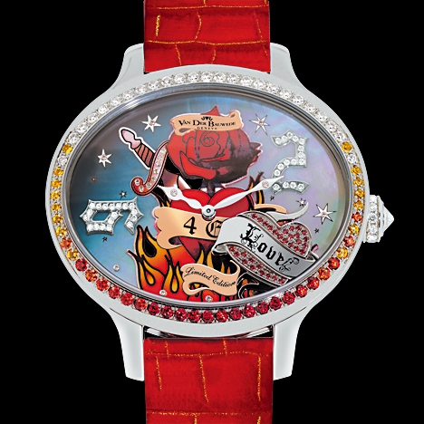 フォーエバー ベイビー<br />
ケース径:縦40mm×横44mm<br />
ケース素材:SS<br />
防水性:3気圧<br />
ストラップ:カーフ<br />
ムーブメント:クォーツ、cal.10<br />
仕様:ダイアル表面に可動型Loveモチーフ、ベゼルにサファイア装飾<br />
<br />
<br />
<br />
マクサンス・ヴァン・デル・ボーヴェデさんがタトゥーアートに刺激を受けてデザインしたコレクション。<br />
タトゥ-に彼独自の解釈を行い、さらにグラムロックテイストを加え生まれたアヴァンギャルドな文字盤デザインが目をひく「4 EVER」。<br />
<br />
<br />
<br />
<br />
*在庫状況や価格など、商品に関するお問い合わせはコチラまで。<br />
<br />
Tel:052-228-6121<br />
Mail:info@gran-d-nagoya.com