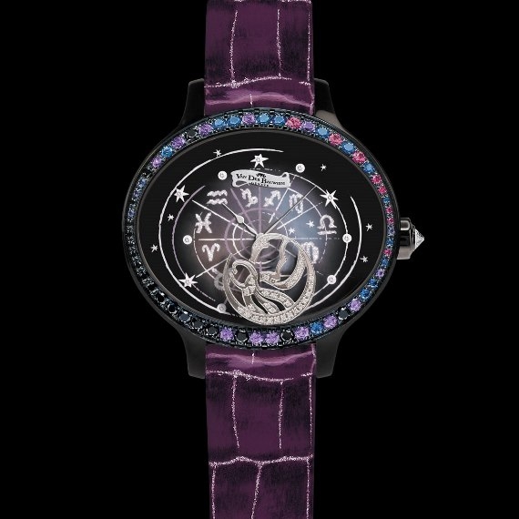 アストロディアム ベイビー<br />
ケース径:縦40mm×横44mm<br />
ケース素材:SS(ブラックPVD)<br />
防水性:3気圧<br />
ストラップ:カーフ<br />
ムーブメント:クォーツ、cal.10<br />
仕様:マザーオブパールダイアル、ダイアモンドパウダーインデックス、ベゼルにサファイア、ダイヤ装飾、ダイヤ入りステンレススチール星座チャーム<br />
<br />
<br />
星のロマンを文字盤に表現。12星座のチャームから選んで自分だけの星座の輝きをお楽しみください。<br />
<br />
<br />
<br />
*在庫状況や価格など、商品に関するお問い合わせはコチラまで。<br />
<br />
Tel:052-228-6121<br />
Mail:info@gran-d-nagoya.com<br />