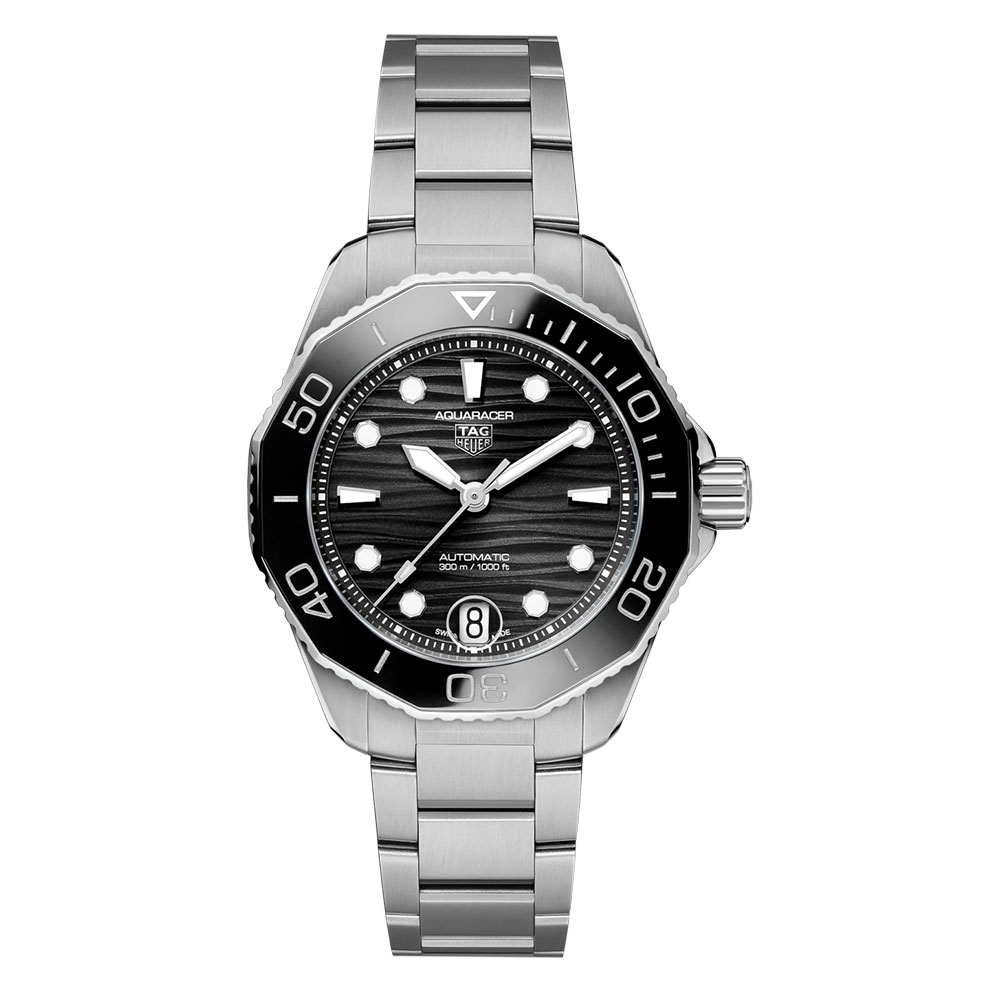 型番:WBP231D.BA0626<br />
ムーヴメント:自動巻き<br />
ケース径:36mm<br />
防水:300m<br />
<br />
価格:473,000円(税込)<br />
<br />
年齢問わず高い人気を集めている『アクアレーサー』シリーズ。<br />
36mmと小ぶりなサイズ感のモデルで、細身の男性の方や、小ぶりな時計を探している方には是非見て頂きたい1本!<br />
<br />
文字盤には、波模様の仕上げが施されており、より上品な印象を与えてくれます。<br />
比較的スリムなケースに、ダブルセーフティクラスプが付属したブレスレットは、手首が浮腫んだり、ウェットスーツを着る時でも微調整で着用することが出来ます◎<br />
<br />
40mmのモデルもございますので、ペアウォッチとしても合わせやすいモデルです☆