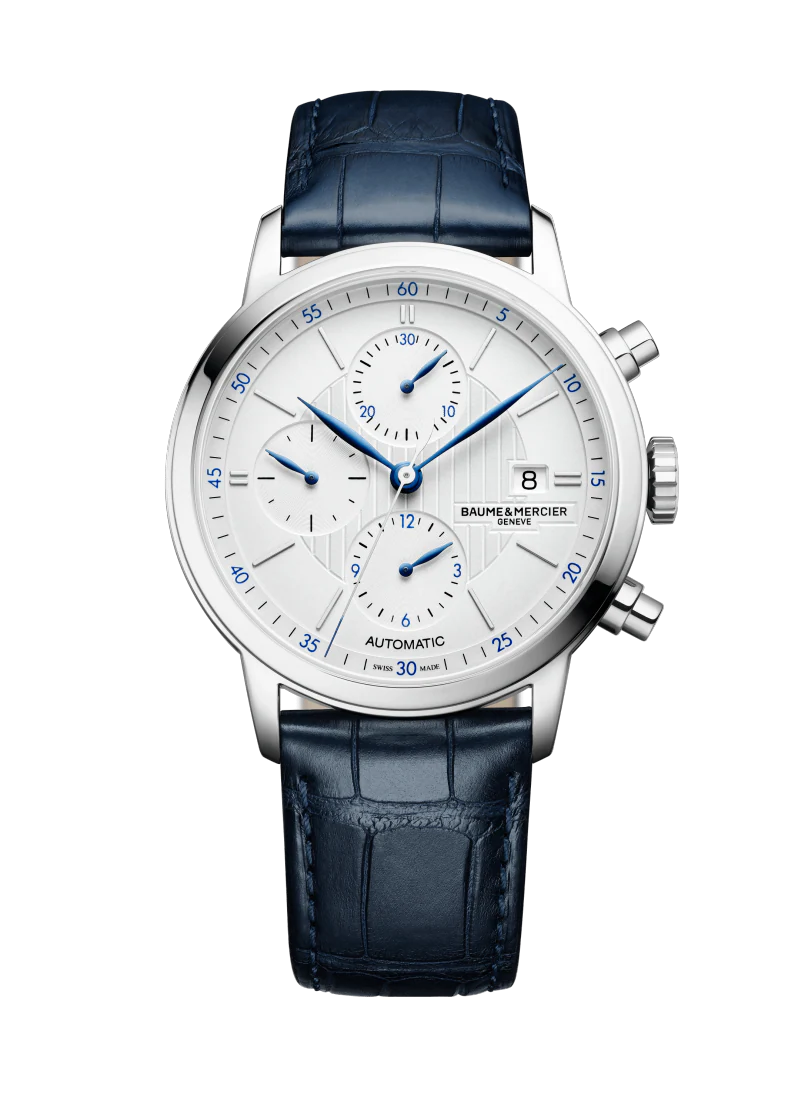 型番:M0A10330<br />
ムーヴメント:自動巻き<br />
ケース径:42mm<br />
防水:5気圧<br />
<br />
価格:478,500円(税込)<br />
<br />
直径42㎜のポリッシュ仕上げスチールケースにはオートマチッククロノグラフが搭載され、オパール加工のシルバーカラーダイヤルと、ブルースチール針が特徴的です。<br />
3つのスモールダイヤルとデイト表示は、メゾンのアイコンでもあるライン・ギョシェ彫りにかかって配されており、セルフワンディングクロノグラフの精巧な技術が光るメンズウォッチとなりました。