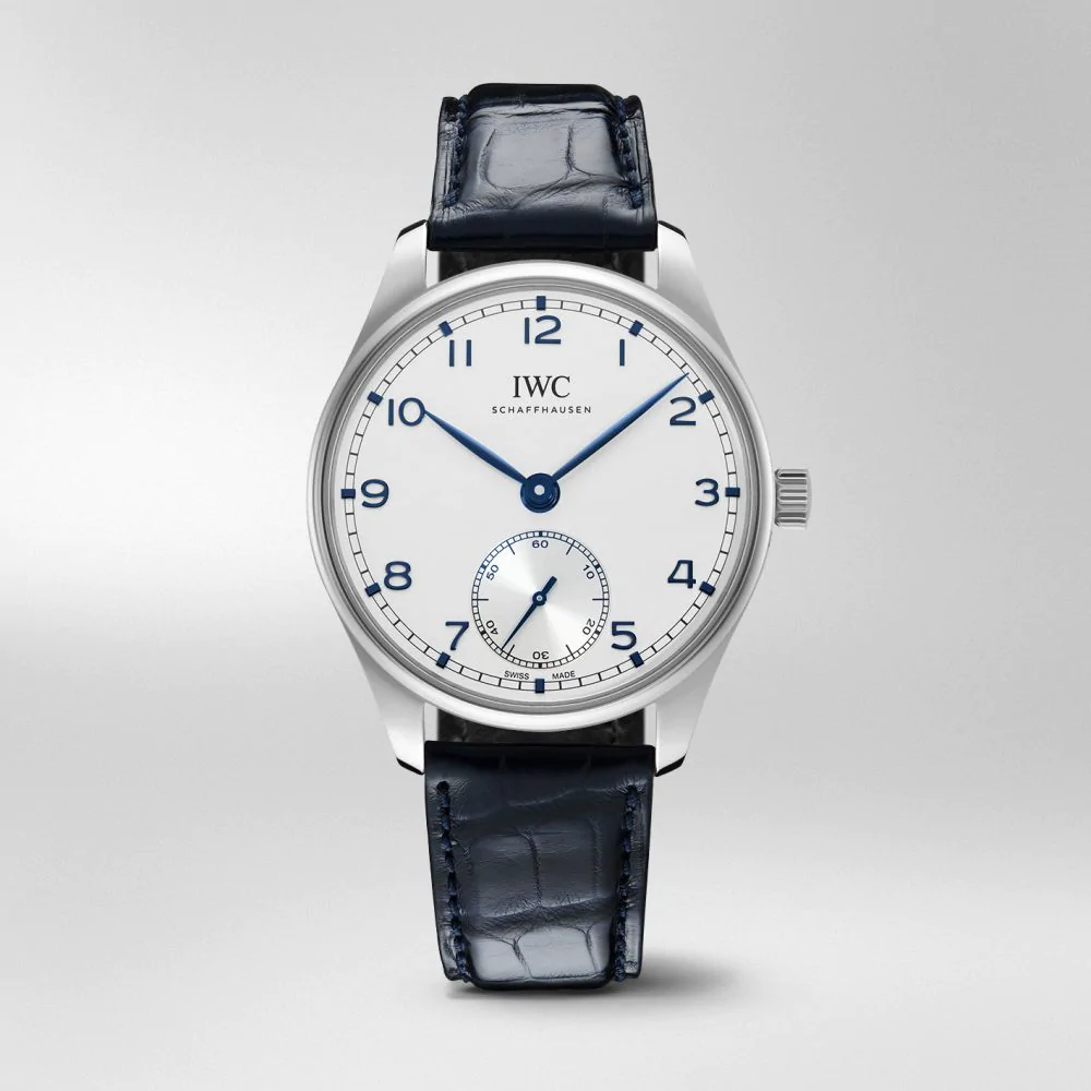 型番:IW358304<br />
ムーヴメント:IWC自社製キャリバー<br />
ケース径:40.4mm<br />
防水:3気圧防水<br />
<br />
価格:1,072,500円(税込)<br />
<br />
2020年新作のポルトギーゼ・オートマティック40です。<br />
スモールセコンドの3針モデルとなっています。<br />
<br />
お問い合わせは→http://kobayashi-tokeiten.com/inquiryform/ で大分店にチェックをしてお問い合わせください。<br />