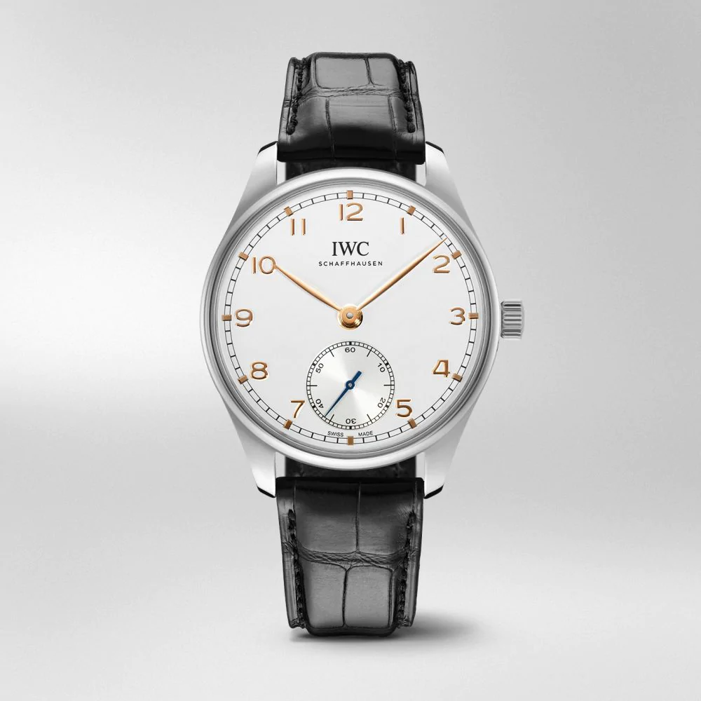 型番：型番：IW358303<br />
ムーヴメント：IWC自社製キャリバー<br />
ケース径：40.4mm<br />
防水：3気圧防水<br />
<br />
価格：1,072,500円(税込)<br />
<br />
特徴的な分目盛りと6時位置にスモールセコンドを配しただけのシンプルな文字盤。<br />
このデザインは、1930年代末にIWCが発表したRef.325と共に生まれ、ポルトギーゼ コレクションの歴史の中で一貫して継承されてきたデザイン様式です。<br />
いつの時代でもモダンな印象を与えるクラシカルな文字盤デザインが、40mmとコンパクトなケースサイズの「ポルトギーゼ・オートマティック 40」で復活を遂げています☆<br />
搭載されている堅牢で高品質なIWC自社製キャリバー82200は、耐摩耗性に優れるセラミック製のパーツをペラトン自動巻き機構に使用し、60時間のパワーリザーブを備えます。<br />
アリゲーターストラップに配された新開発のバタフライ・フォールディング・クラスプは極めて快適な装着感を実現しています。<br />
<br />
お問い合わせは→http://kobayashi-tokeiten.com/inquiryform/ で大分店にチェックをしてお問い合わせください。