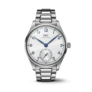 型番:IW358312<br />
ムーヴメント:自動巻き<br />
ケース径:40mm<br />
防水:3気圧防水<br />
<br />
価格:1,237,500円(税込)<br />
<br />
ポルトギーゼ・オートマティック40のブレスレットモデルです。<br />
カレンダー機能が無く、シンプルなスモールセコンドの3針モデルです。<br />
<br />
服装や場面問わずに着用できるモデルになります☆<br />
実用的なステンレス素材を採用し、耐食性にも優れ、湿気や汗、海水等の影響を受けにくいという長所があります。<br />
表面にポリッシュ仕上げとサテン仕上げを施した3連リンクのメタルブレスレットを採用し、スポーティな魅力もありつつ、様々な場面で着用できる1本となっております◎<br />
<br />
一体型のバタフライ・フォールディング・クラスプによってブレスレットが手首の中央に心地良くフィットし、極上の着用感をもたらします。<br />
このブレスレットは、ステンレススティール製ケース、シルバーメッキの文字盤、ブルーの針とアップライト・インデックスに美しく調和します。すっきりとした端正な文字盤の上で6時位置に配されたスモールセコンドは、1930年代末の初代「ポルトギーゼ」から着想を得たものです。<br />
<br />
IWC自社製ムーブメント(キャリバー82200)を搭載し、負担がかかる部分にセラミック製部品を備えた事で、耐久性を高めています。<br />
ローターは双方向に回転し、最大巻き上げ時には60時間のパワーリザーブを実現します◎<br />
<br />
裏蓋がシースルーバック仕様になっているので、時計の動きを鑑賞できるのもポイントです☆<br />
<br />
お問い合わせは→http://kobayashi-tokeiten.com/inquiryform/ で大分店にチェックをしてお問い合わせください。