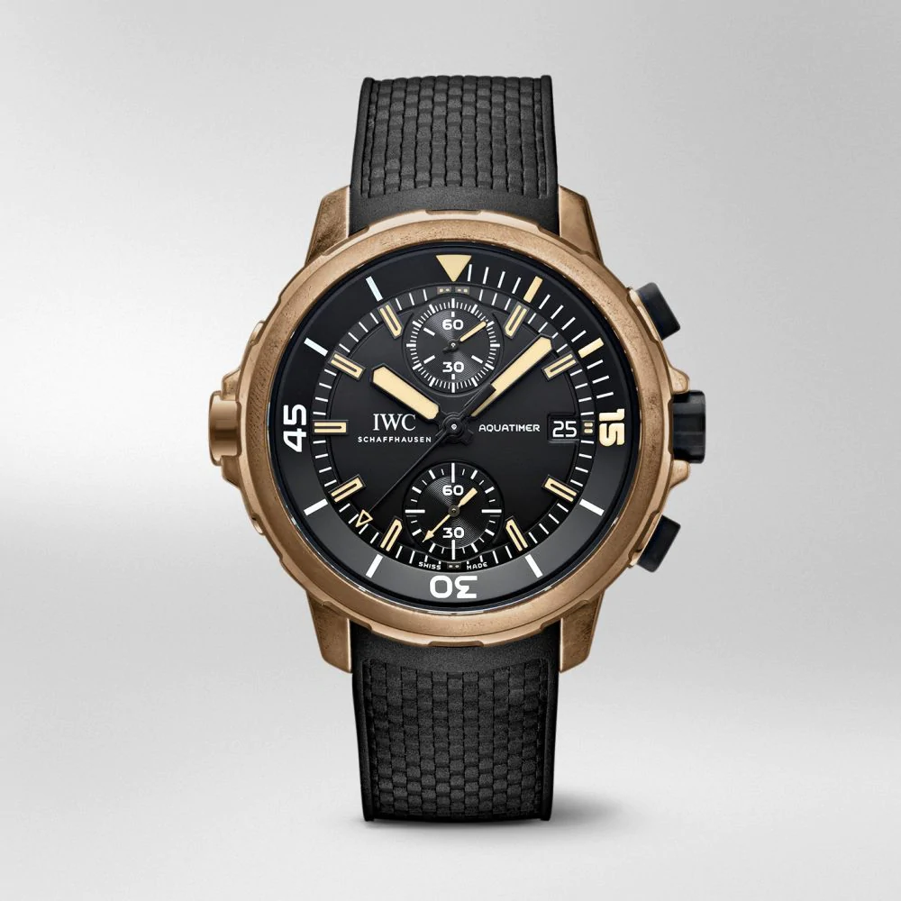 型番:IW379503<br />
ムーヴメント:自動巻きIWC自社製キャリバー<br />
ケース径:44mm<br />
防水:30気圧防水<br />
<br />
価格:1,705,000円(税込)<br />
<br />
ブロンズケースのアクアタイマークロノグラフです。<br />
ブロンズは、ダーウィンとガラパゴス諸島へと向けて航海した有名な調査船、HMSビーグル号に捧げるオマージュです。<br />
<br />
お問い合わせは→http://kobayashi-tokeiten.com/inquiryform/ で大分店にチェックをしてお問い合わせください。