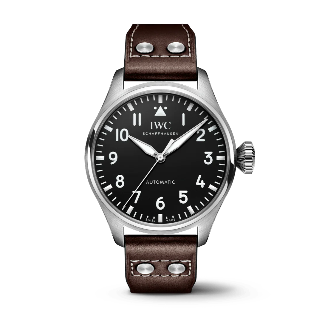 型番:IW329301<br />
ムーヴメント:自動巻きIWC自社製キャリバー<br />
ケース径:43.0mm<br />
防水:10気圧防水<br />
<br />
価格:1,375,000円(税込)<br />
<br />
アイコニックな「ビッグ・パイロット・ウォッチ」が新たに43mmケースで登場。<br />
腕周りが細い人でも着けやすいサイズになりました。<br />
防水性能も10気圧に向上。<br />
裏蓋はサファイアガラスのシースルーになり、ムーブメントの動きを堪能できます。<br />
ストラップは「EasX-CHANGE」システムを搭載。<br />
より簡単に素早く交換することが可能になりました。<br />
<br />
お問い合わせは→http://kobayashi-tokeiten.com/inquiryform/ で大分店にチェックをしてお問い合わせください。