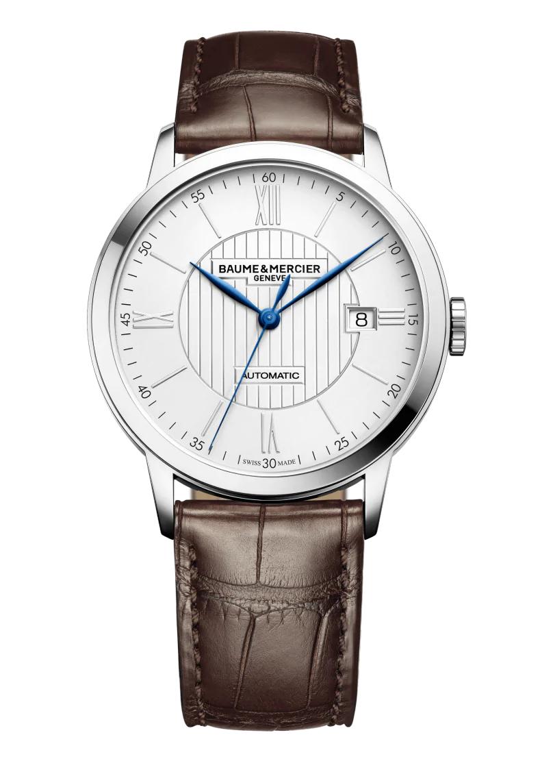 型番:M0A10214<br />
ムーヴメント:自動巻き<br />
ケース径:40mm<br />
防水:約50m<br />
<br />
価格:390,500円(税込)<br />
<br />
ライン・ギョシェ彫りが入ったシルバーダイヤルにブルースティール針が特徴の1本です。<br />
シンプルかつ、どんな服装にも合わせやすいモデル。<br />
主張し過ぎず、シンプルで着けやすいデザインで高い視認性も確保された1本。<br />
<br />
また、革バンドのカラーを変える事で、雰囲気も変わりより一層時計を楽しむことが出来ます。
