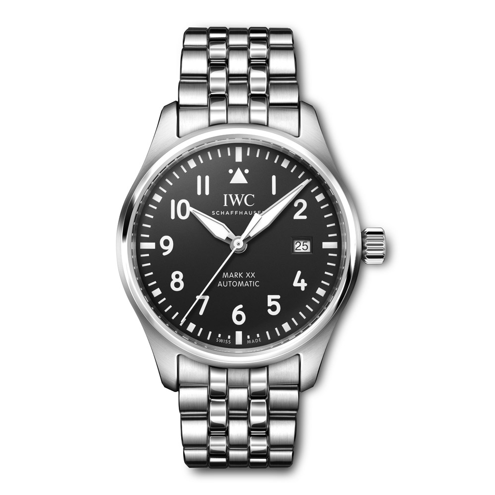 型番:IW328202<br />
ムーヴメント:IWC自社製キャリバー<br />
ケース径:40mm<br />
防水:10気圧防水<br />
<br />
価格:1,001,000円(税込)<br />
<br />
シンプルを極めた「マーク XX」。パイロット・ウォッチのデザインと技術的な機能性の真髄を抽出し、純粋な形で表現したタイムピースで、伝説的な傑作「マーク 11」を継承するモデルです。1948年に英国空軍の航空士とパイロットのためにIWCが開発した「マーク 11」は、高い精度と耐磁性を備え、計器としての役割を果たすものでした。<br />
<br />
「マーク XX」のケースは直径40mmで、堅牢かつ耐食性に優れたステンレススティール製です。ブラックの文字盤にはロジウムメッキの針が配されています。文字盤の上ではホワイトの数字とインデックス、そして12時位置のトライアングル・インデックスが明瞭なコントラストを成し、夜光塗料を施したディテールがどのような明るさの環境の下でも視認性を確保します。内部では自動巻き機構を装備したIWC自社製キャリバー 32111が正確に時を刻み、120時間のパワーリザーブを提供。フロントガラスは特にしっかりと取りつけられているため、急激な気圧変化の際にもケースから外れることがありません。<br />
ストラップには「EasX-CHANGE®」システムを採用し、特別な工具を使わずに簡単にストラップを交換することができます。