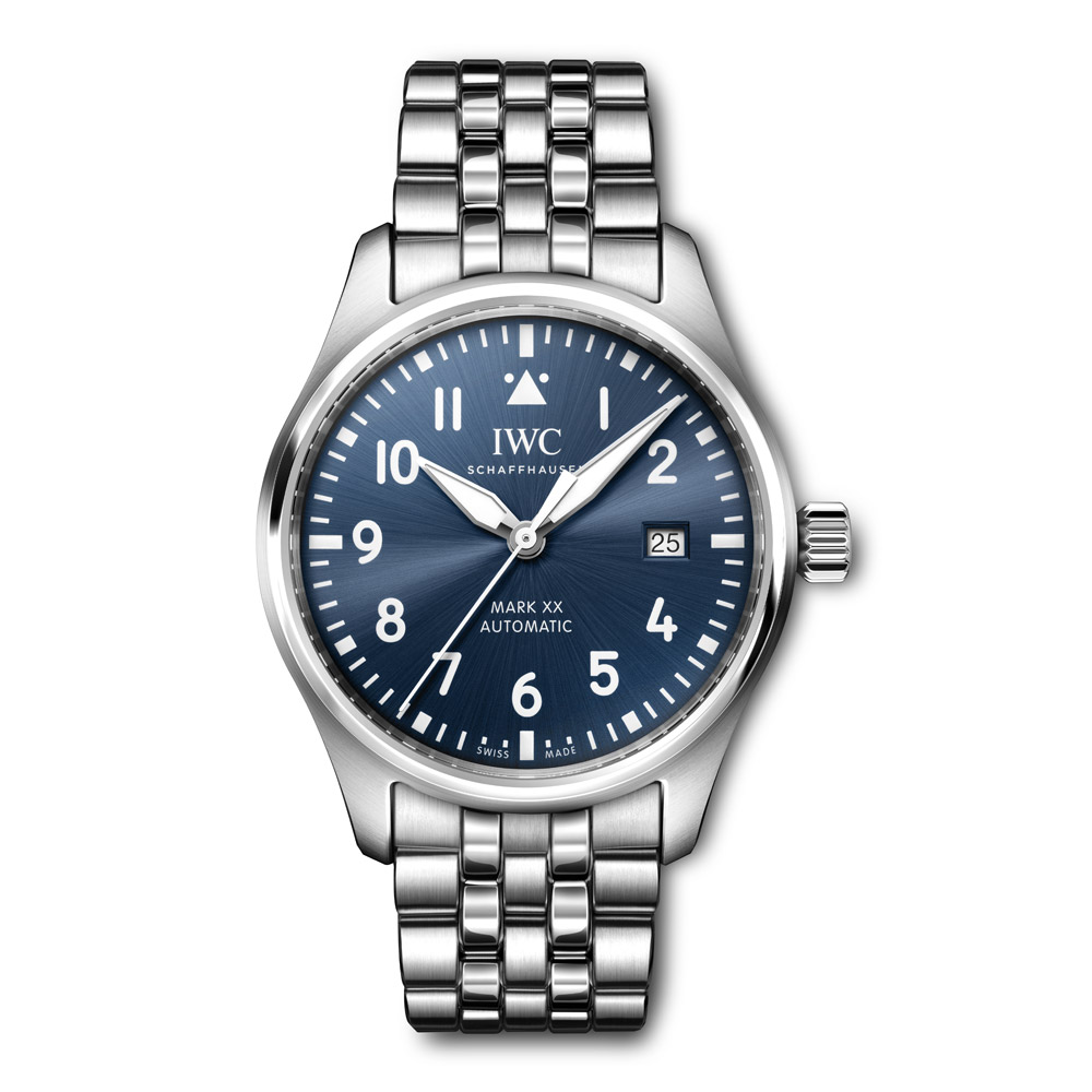 型番:IW328204<br />
ムーヴメント:自動巻き<br />
ケース径:40mm<br />
防水:10気圧防水<br />
<br />
価格:1,001,000円(税込)<br />
<br />
シンプルを極め、実用性を兼ね備えられた「マーク XX」<br />
パイロット・ウォッチのデザインと技術的な機能性の真髄を抽出し、純粋な形に表現しています。<br />
<br />
マークシリーズは、伝統的な傑作「マーク 11」の子孫にあたります。<br />
1984年に、英国空軍の航空士とパイロットの為に、IWCが開発した「マーク 11」は高い精度と耐磁性を備えました。<br />
<br />
服装やシーン問わずに着用しやすいブルー文字盤。美しいブルー文字盤の上には、ホワイトの数字+インデックス、12時位置のトライアングル・インデックスを配置。<br />
夜間でも視認性を確保する為、夜光塗料が塗布されていますので、あらゆる明るさの環境でも対応できます◎<br />
<br />
高精度のIWC自社製キャリバー 32111を搭載し、最大巻き上げ時には“120時間”のパワーリザーブを実現。<br />
フロントガラスは特にしっかりと取りつけられているため、急激な気圧変化の際にもケースから外れることがありません。10気圧防水で、5連リンクのステンレススティール製ブレスレットが組み合わされています「EasX-CHANGE®」システムを採用し、特別な工具を使わずに簡単にストラップ交換をすることができるのもポイントです◎<br />
<br />
お問い合わせは→http://kobayashi-tokeiten.com/inquiryform/ で大分店にチェックをしてお問い合わせください。