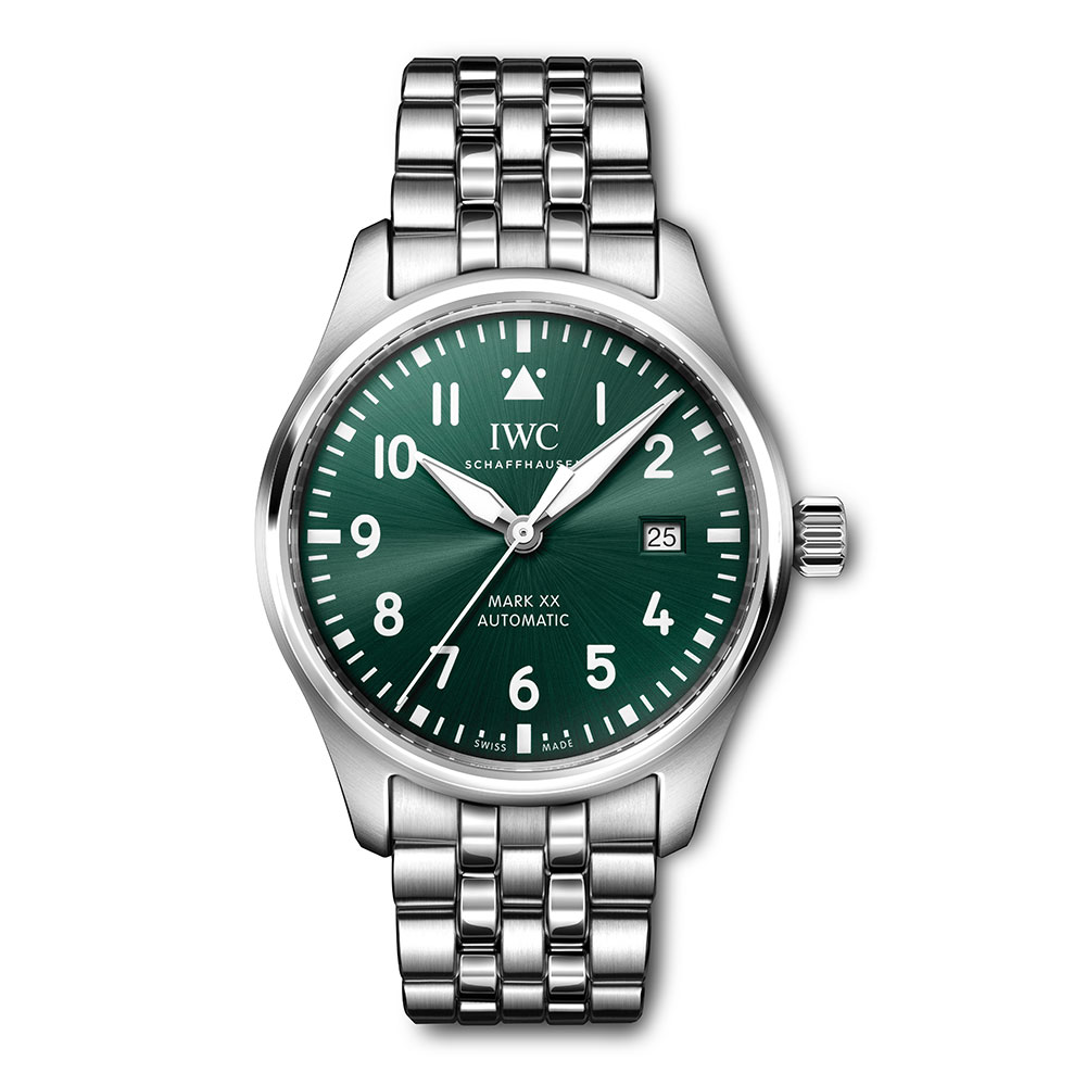 型番：IW328206<br />
ムーヴメント：自動巻き<br />
ケース径：40mm<br />
防水：10気圧防水<br />
<br />
価格：1,177,000円(税込)<br />
<br />
シンプルを極め、実用性を兼ね備えられた「マーク XX」<br />
パイロット・ウォッチのデザインと技術的な機能性の真髄を抽出し、純粋な形に表現しています。<br />
<br />
マークシリーズは、伝統的な傑作「マーク 11」の子孫にあたります。<br />
1984年に、英国空軍の航空士とパイロットの為に、IWCが開発した「マーク 11」は高い精度と耐磁性を備えました。<br />
<br />
ケース径40mmの堅牢かつ耐食性に優れたステンレスケースに、鮮やかなグリーン文字盤が輝きます☆<br />
アクセントカラーとしても映えるグリーン文字盤。鮮やかなグリーン文字盤の上には、ホワイトの数字+インデックス、12時位置のトライアングル・インデックスを配置。<br />
夜間でも視認性を確保する為、夜光塗料が塗布されていますので、あらゆる明るさの環境でも対応できます◎<br />
<br />
高精度のIWC自社製キャリバー 32111を搭載し、最大巻き上げ時には“120時間”のパワーリザーブを実現。<br />
フロントガラスは特にしっかりと取りつけられているため、急激な気圧変化の際にもケースから外れることがありません。10気圧防水で、5連リンクのステンレススティール製ブレスレットが組み合わされています「EasX-CHANGE®」システムを採用し、特別な工具を使わずに簡単にストラップ交換をすることができるのもポイントです◎<br />
<br />
お問い合わせは→http://kobayashi-tokeiten.com/inquiryform/ で大分店にチェックをしてお問い合わせください。