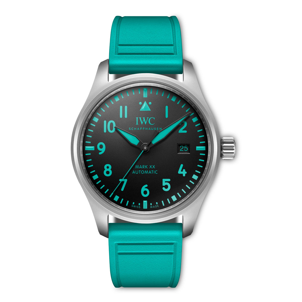 型番:IW328210<br />
ムーヴメント:IWC自社製キャリバー(32111)<br />
ケース径:40mm<br />
防水:10気圧防水<br />
<br />
価格:965,800円(税込)<br />
<br />
2013年、IWCシャフハウゼンはメルセデスAMG・ペトロナス・フォーミュラワン・チームの「公式エンジニアリング・パートナー」となりました。<br />
「パイロット・ウォッチ・マークXX “Mercedes-AMG PETRONAS Formula One™ Team”」は、IWCが長年のモータースポーツパートナーのために製作した3つ目の公式チームウォッチです。<br />
<br />
ケース径40mmに、軽量で極めて高い剛性を誇るグレード5チタン製を採用。<br />
あらゆる金属の中で最も高い強度比を誇るチタンは、自動車工学の分野でも、エンジンバルブなど極度の負荷がかかる自動車部品の製造に使用されています。<br />
機械加工とサンドブラスト加工を施した表面は、美しいグレーがかった光沢を放つのもこのモデルの見所。チームのシグネチャーカラーであるグリーンの数字とインデックスがブラックの文字盤とのコントラストを生み出し、時・分・秒の針には同じグリーンのスーパールミノバ®が塗布されていてかっこいいですね◎。<br />
ケース内部で作動するIWC自社製キャリバー32111は、120時間のパワーリザーブを備えた自動巻きムーブメントで高精度なのも特徴的!<br />
防水性能は10気圧確保されており、EasX-CHANGE®ストラップチェンジシステムを備えたペトロナスグリーンのラバーストラップでよりスポーティさを印象付けます。