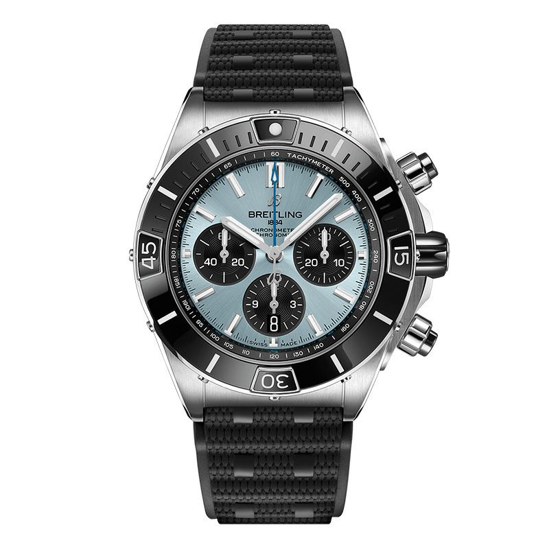 型番：PB0136251C1S1<br />
ムーブメント：自動巻きブライトリング01 (自社開発製造)<br />
ケース径：44ｍｍ<br />
防水機能：200ｍ<br />
<br />
価格：1,782,000円（税込）<br />
<br />
『クロノマット』シリーズの中でも最も目立ったモデルが“スーパークロノマット”<br />
ベゼル、クロノグラフのプッシュボタン、リューズ部分にはセラミック素材を採用し、ルーロブレスにインスパイアされたラバーストラップも特徴的な部分です☆<br />
<br />
ブライトリングの中でも注目を集めている“アイスブルーダイヤル”を採用したこのモデル。<br />
他ブランドにはないカラーダイアルで、一味違うブライトリングの時計をお探しの方に、是非見ていただきたい1本です。<br />
スーパー クロノマット B01 44は、COSC公認クロノメーターのブライトリング自社開発製造キャリバー01で駆動します◎